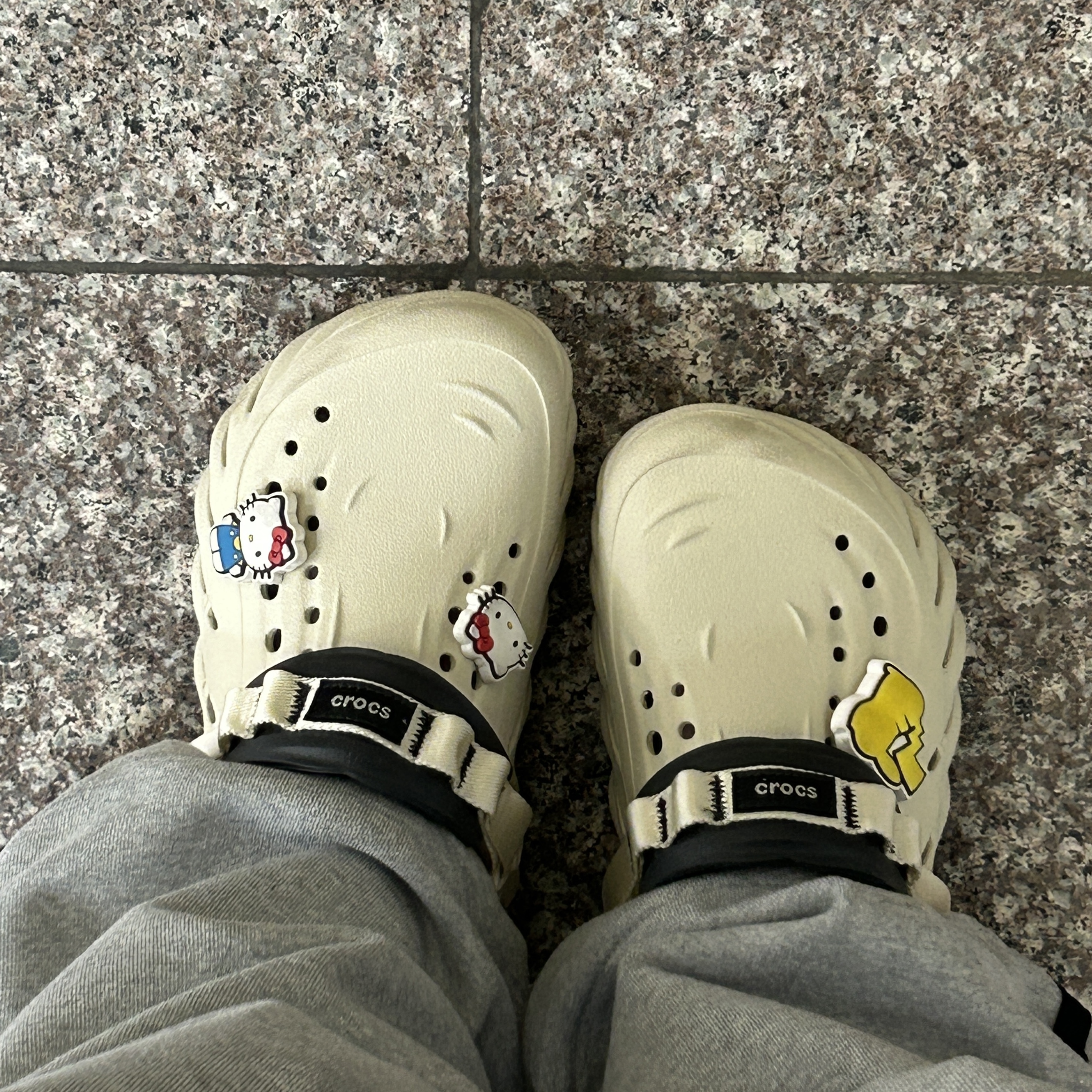 Crocs Echo Clog Bone Black 착용 스타일