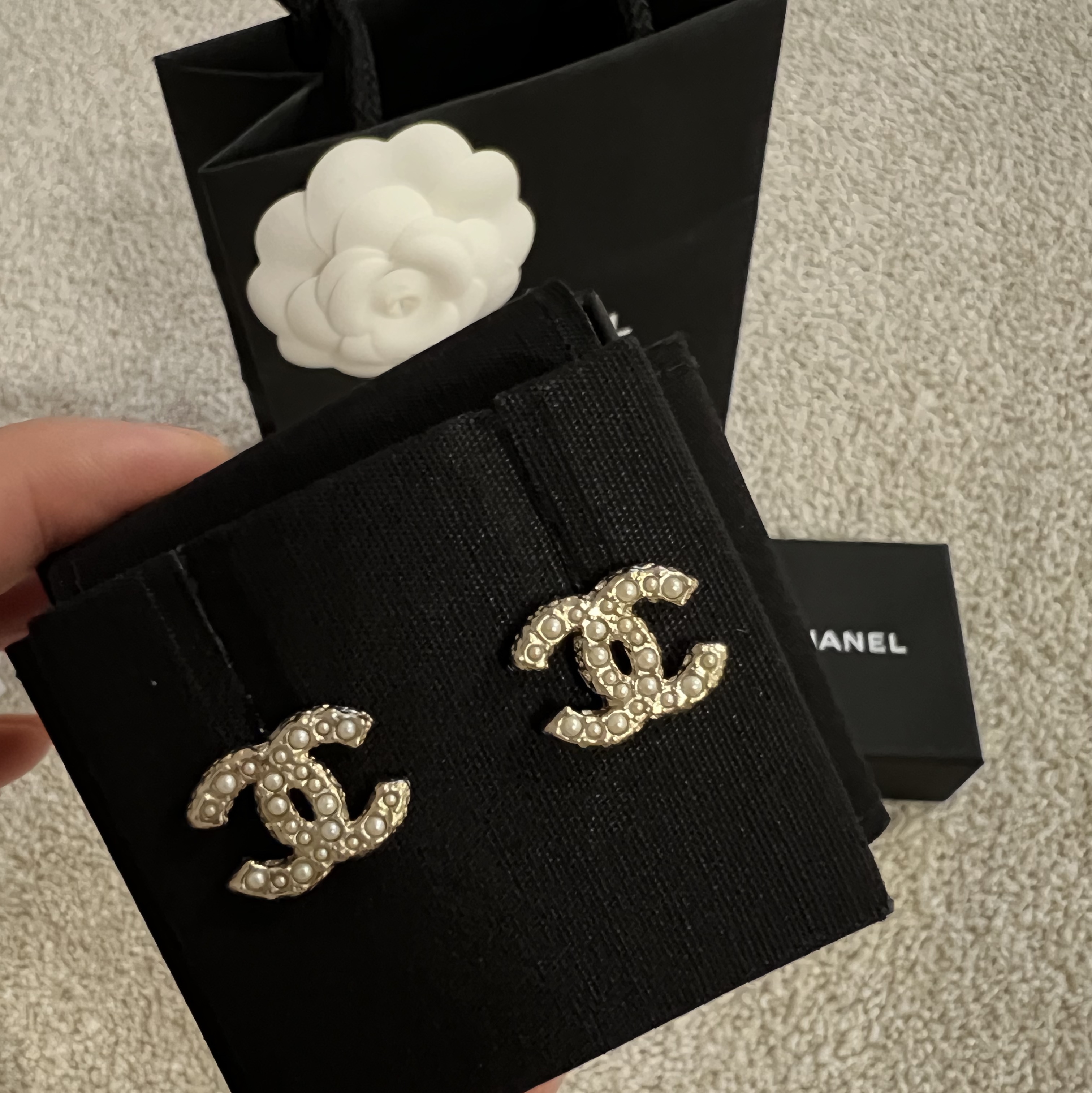 (W) Chanel Earrings Metal Glass Pearls Strass & Gold Pearly White Crystal 착용 스타일 - 1