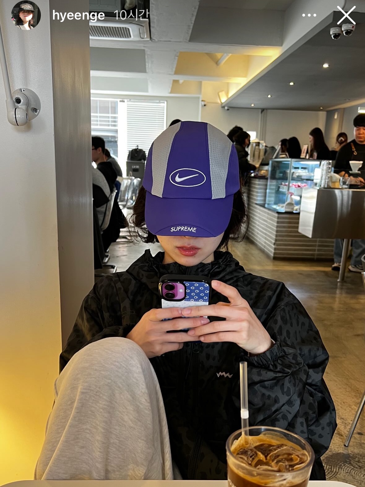 Supreme x Nike Running Hat Purple - 25SS, Supreme x Nike Running Hat Black - 25SS 착용 스타일 - 1