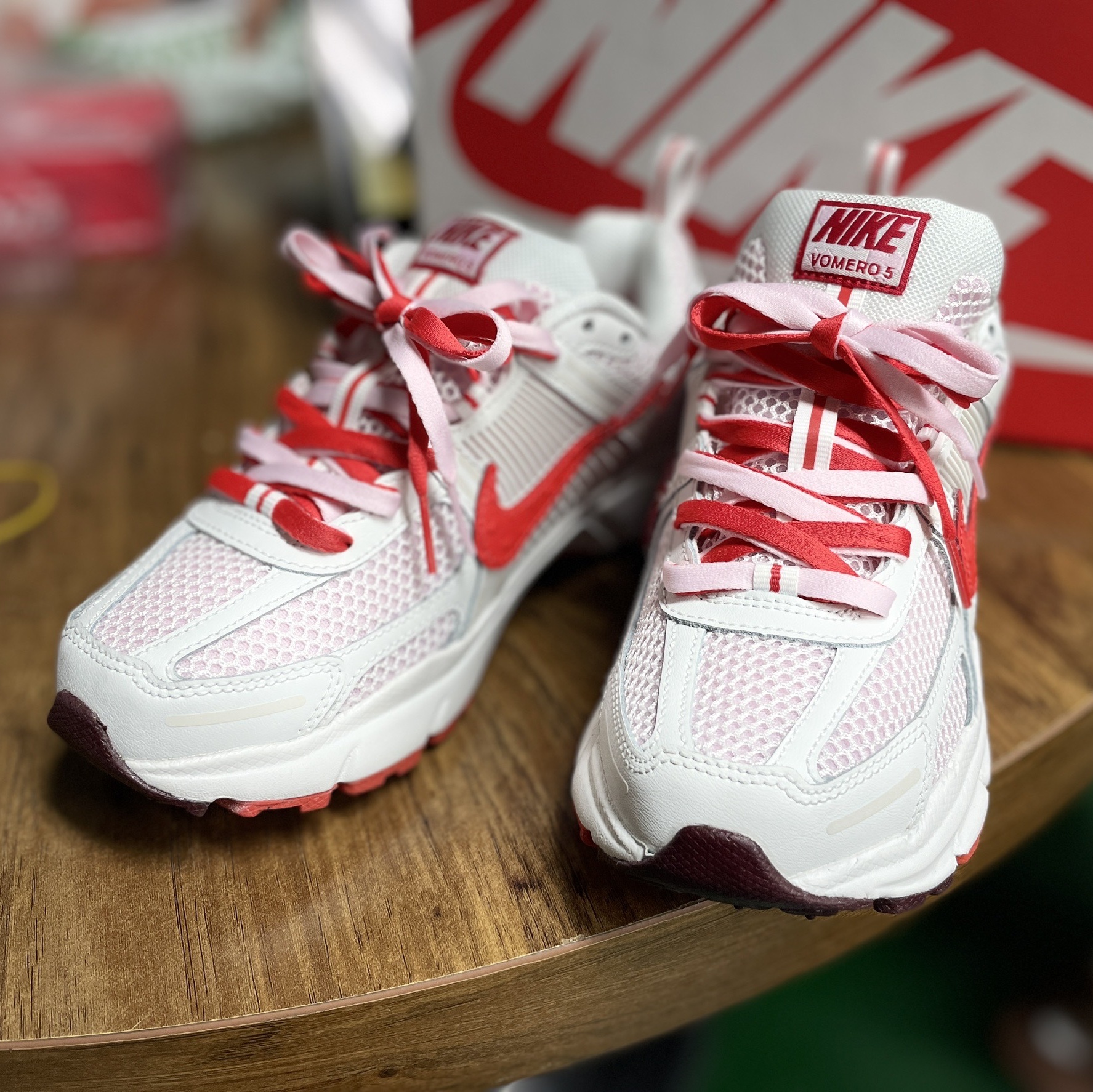 (GS) Nike Zoom Vomero 5 Valentine's Day Summit White Pink Foam 착용 스타일 - 3