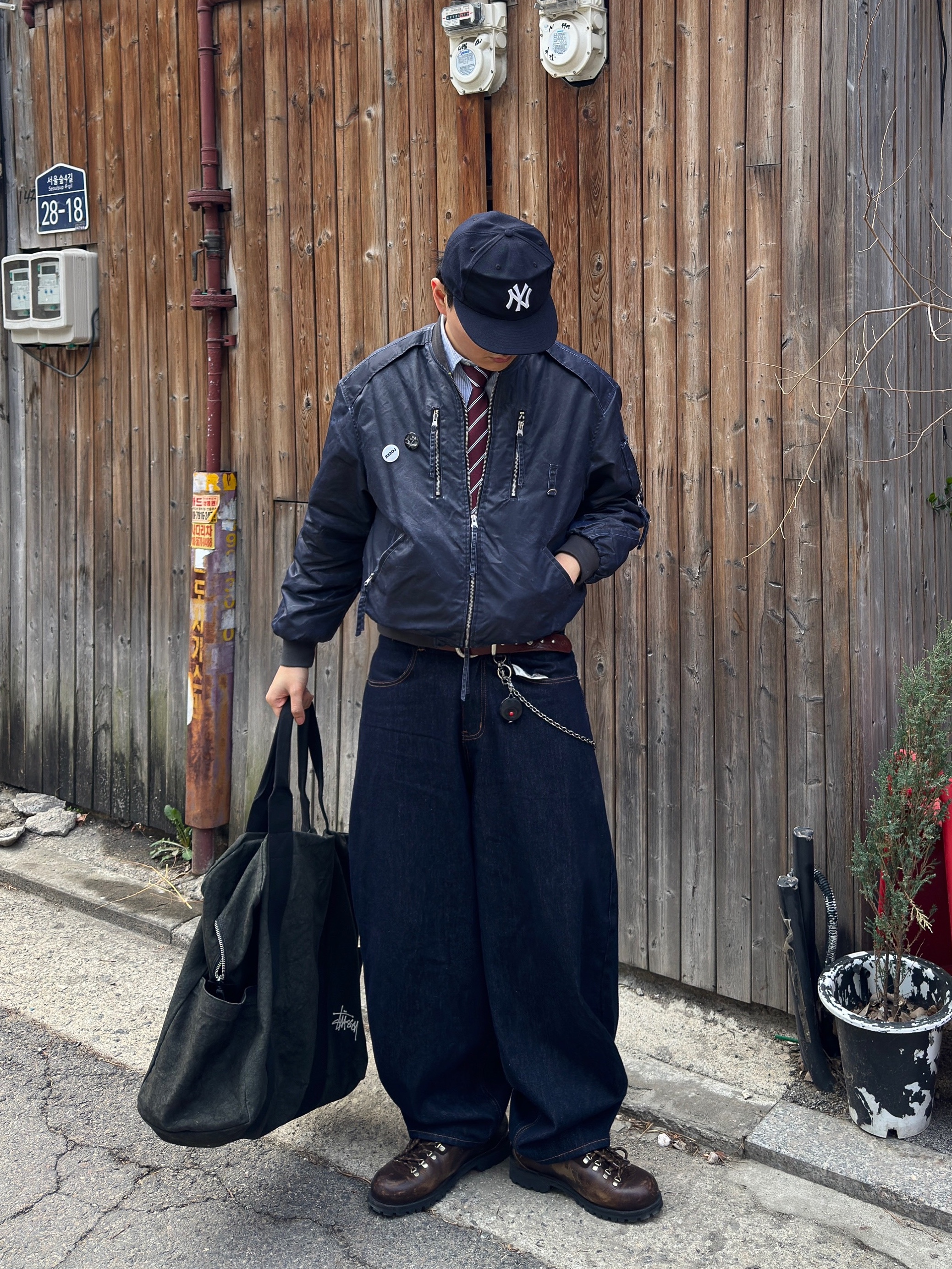 Stussy Canvas Flight Bag Washed Black 착용 스타일 - 4