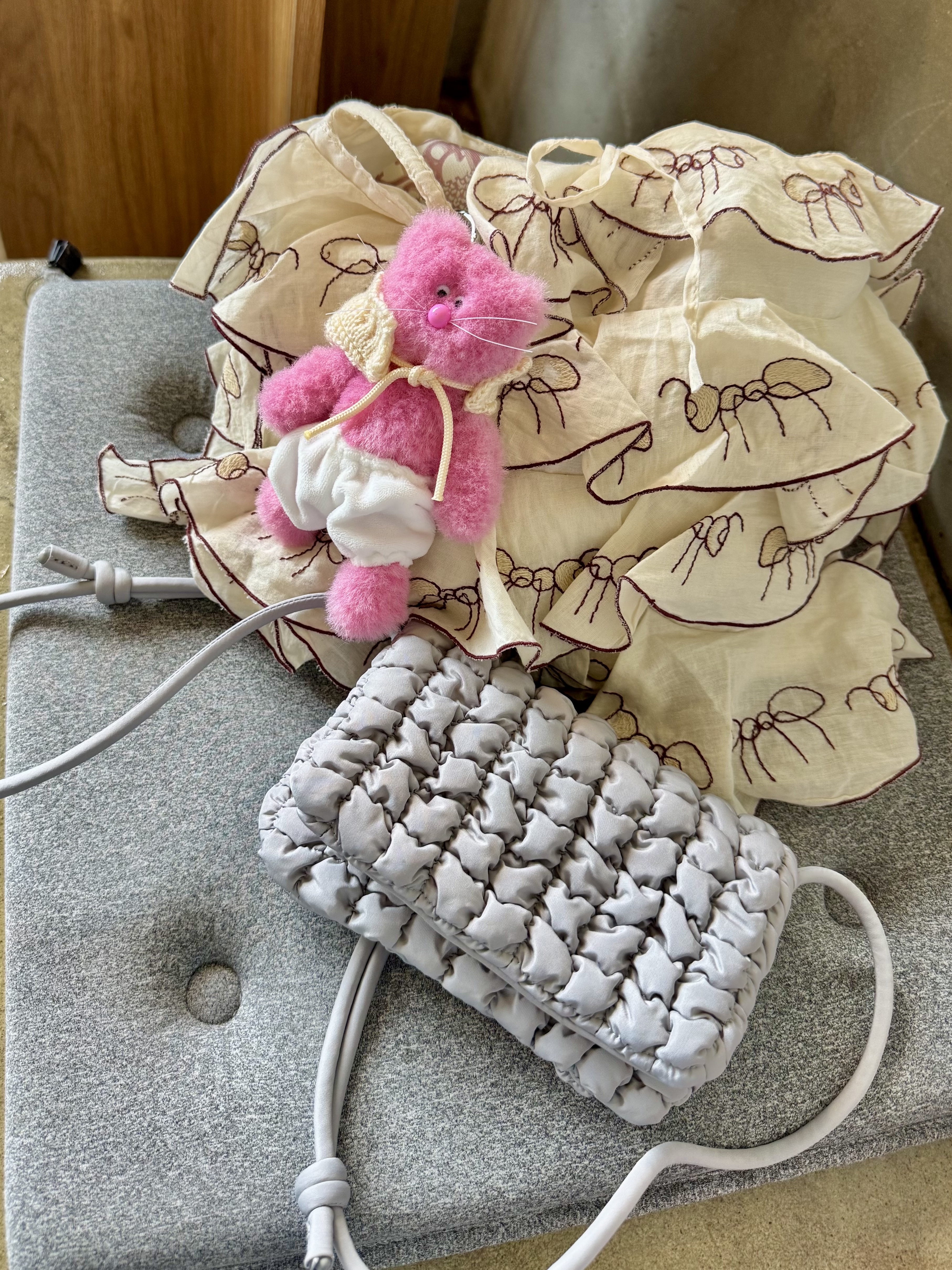 COS Quilted Crossbody Messenger Bag Light Grey 착용 스타일 - 3