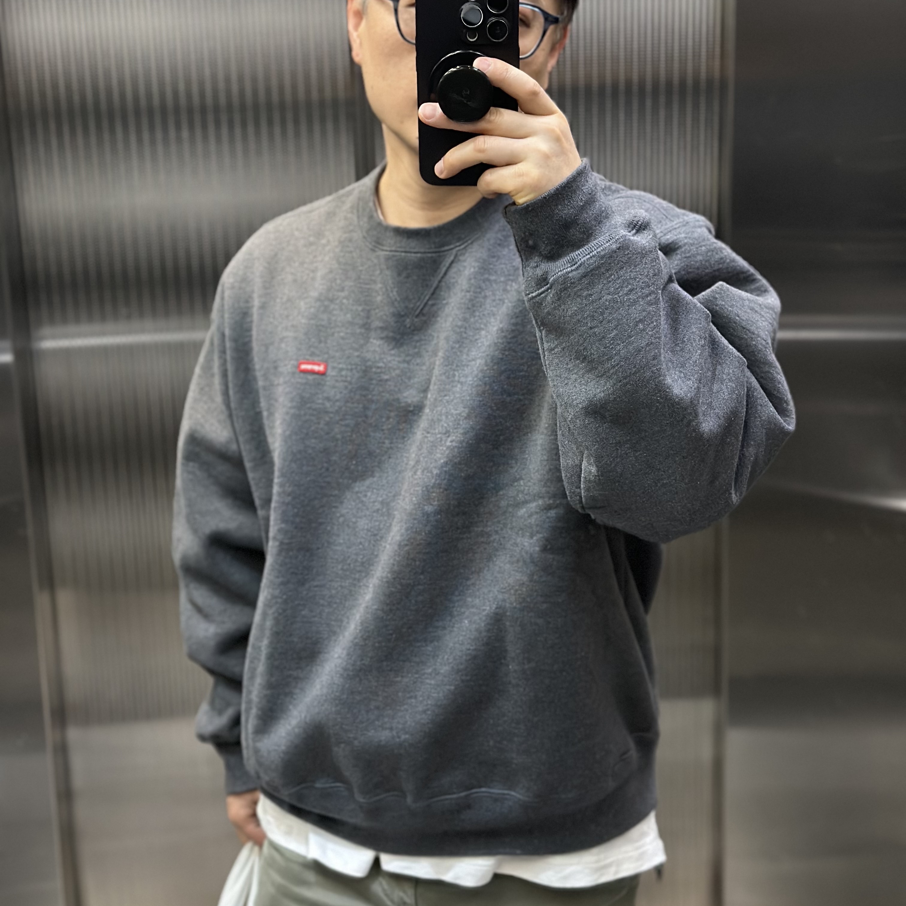 Supreme Small Box Crewneck Charcoal - 23FW 착용 스타일