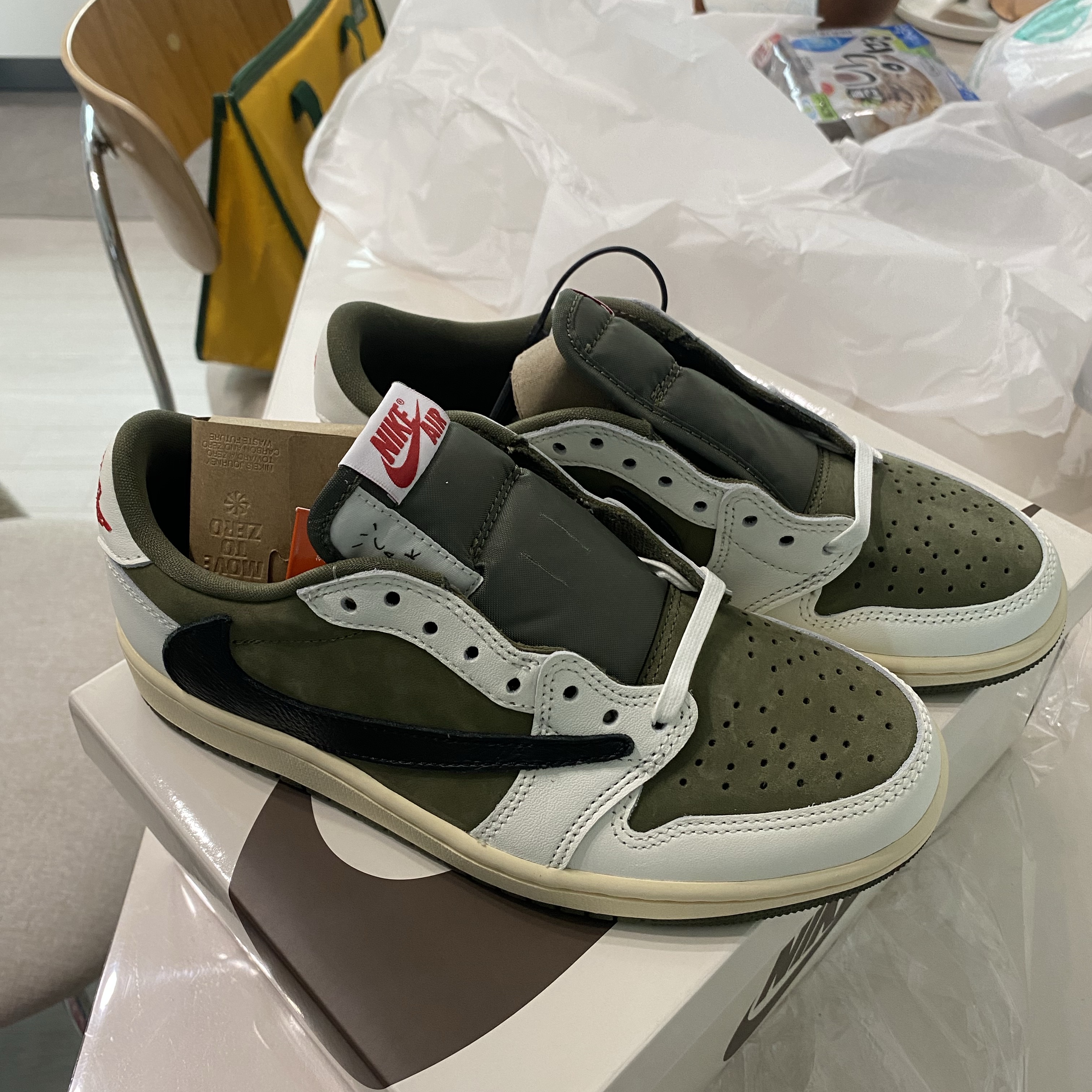 Jordan 1 x Travis Scott Retro Low OG SP Reverse Olive 착용 스타일