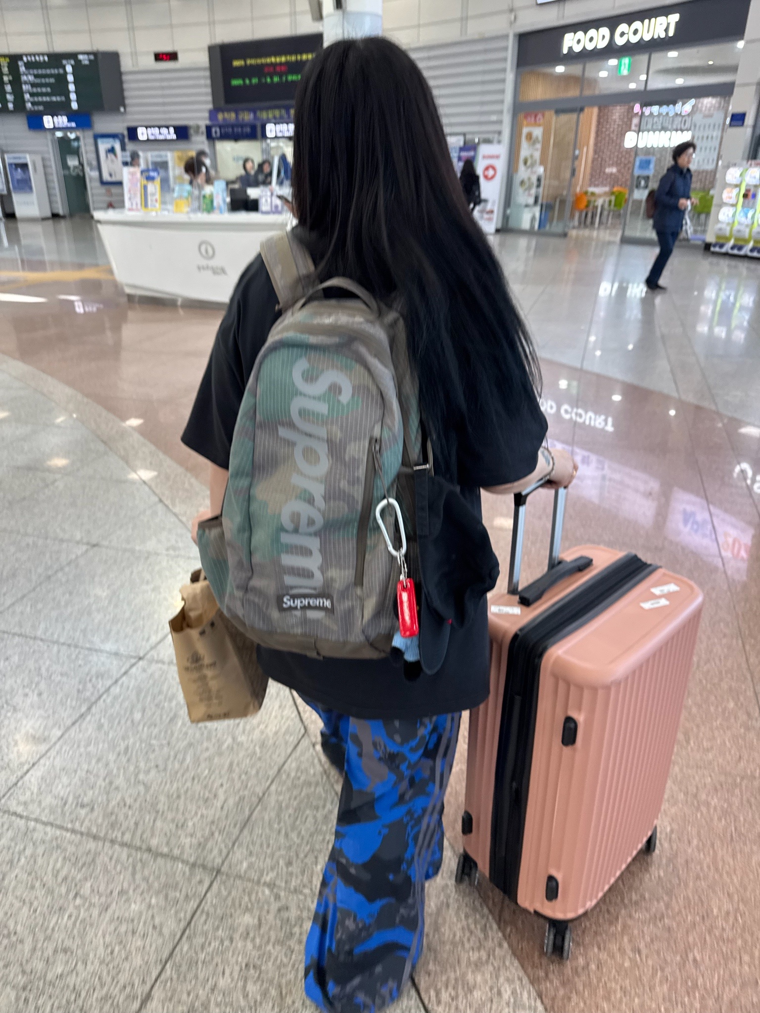 Supreme Backpack Woodland Camo - 24SS, Monamhee x Peaceminusone Daihee Plush Keyring 착용 스타일 - 1