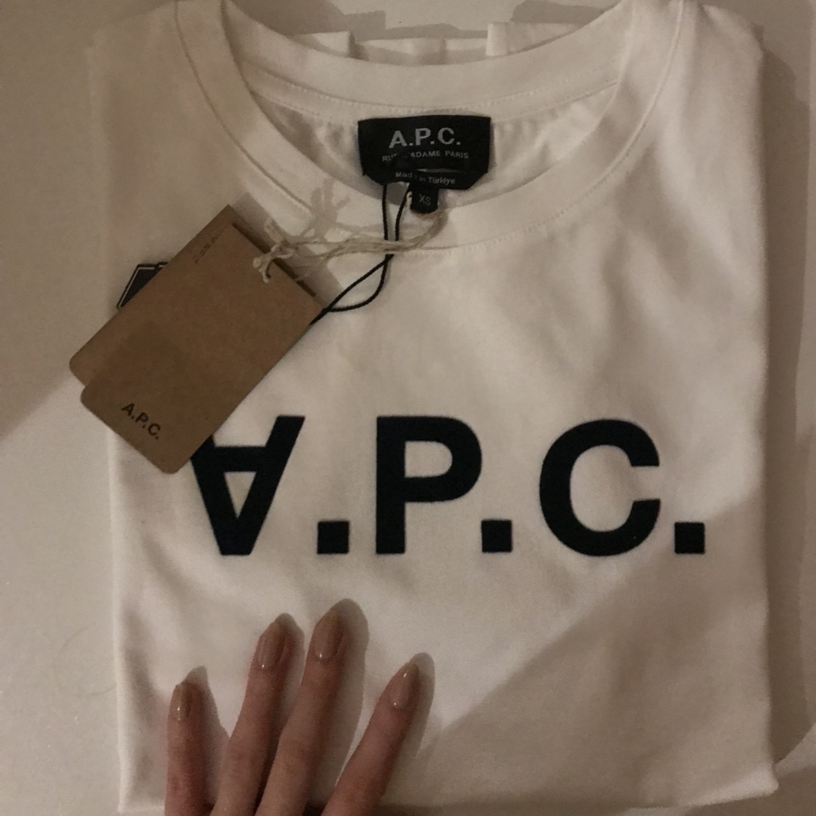 (W) A.P.C. VPC T-Shirt White Dark Navy 착용 스타일 - 1