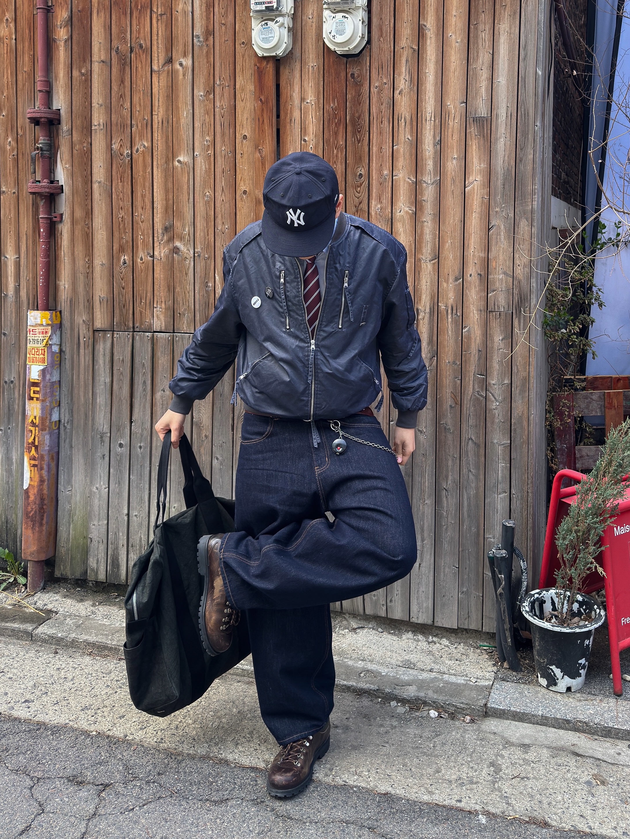 Stussy Canvas Flight Bag Washed Black 착용 스타일 - 3