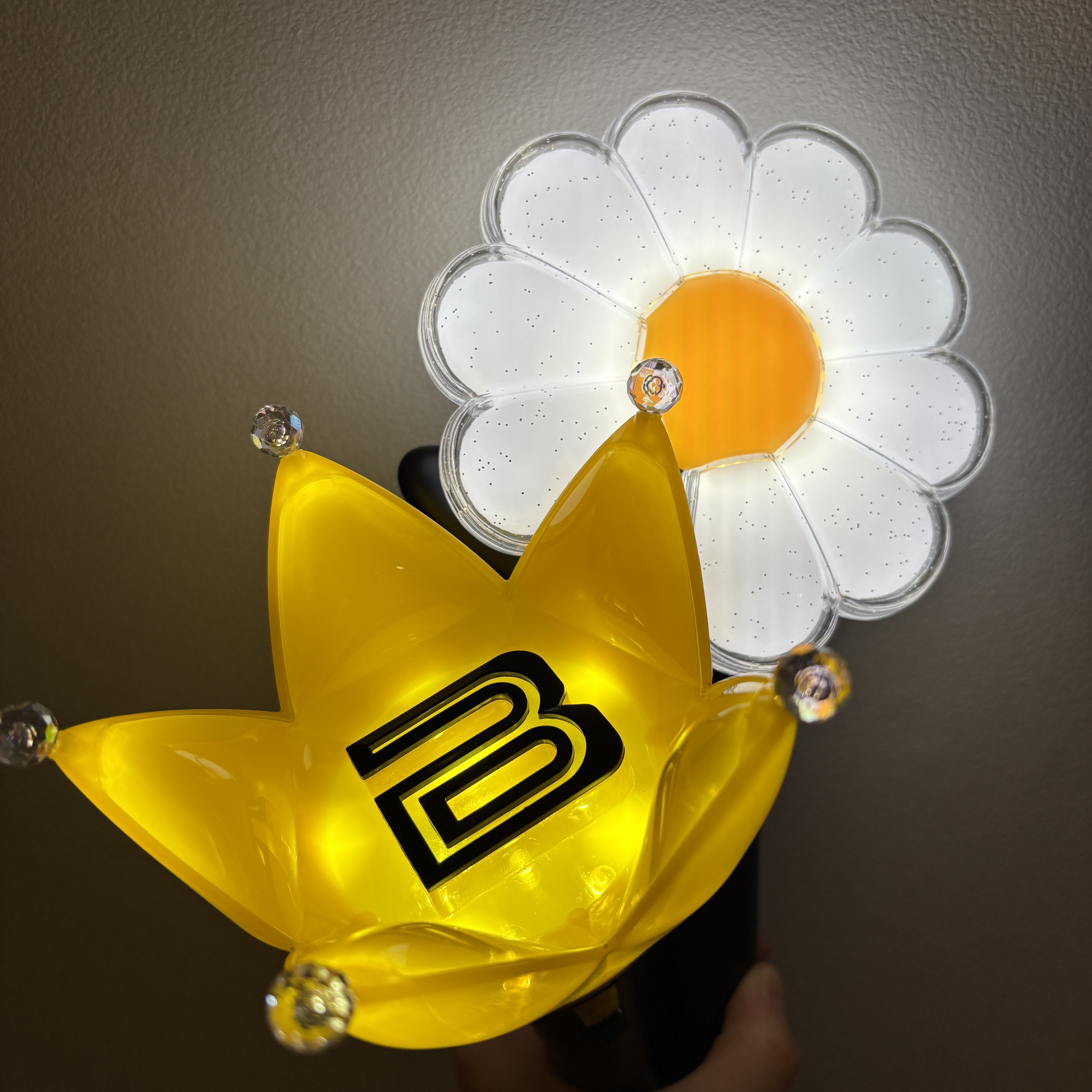 Bigbang Official Light Stick Ver.4 Black 2025, G-DRAGON Ubermensch Official Light Stick 착용 스타일 - 2