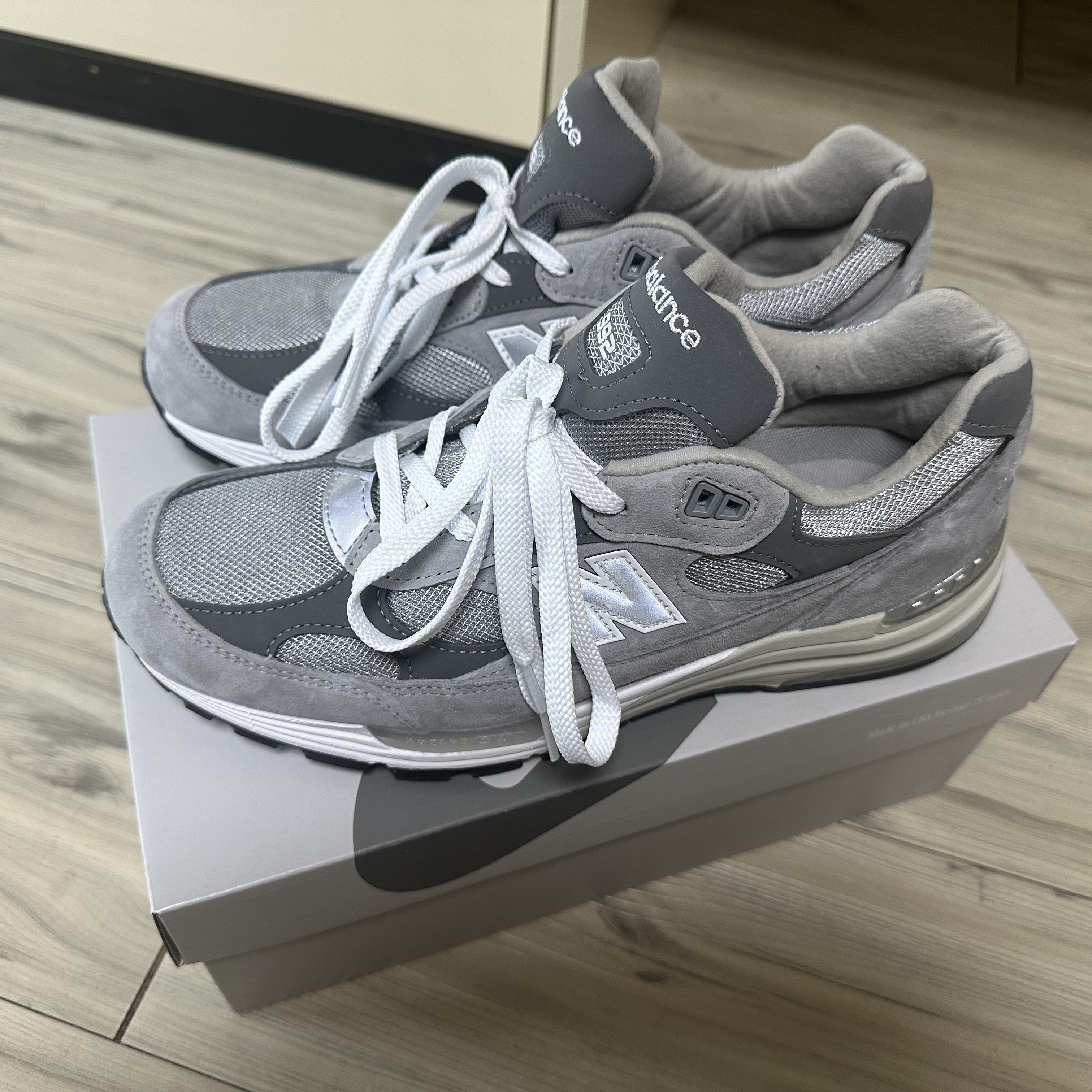 New Balance 992 Made in USA Core Grey Silver Metallic, New Balance 992 Made in USA Grey - D Standard 착용 스타일 - 3