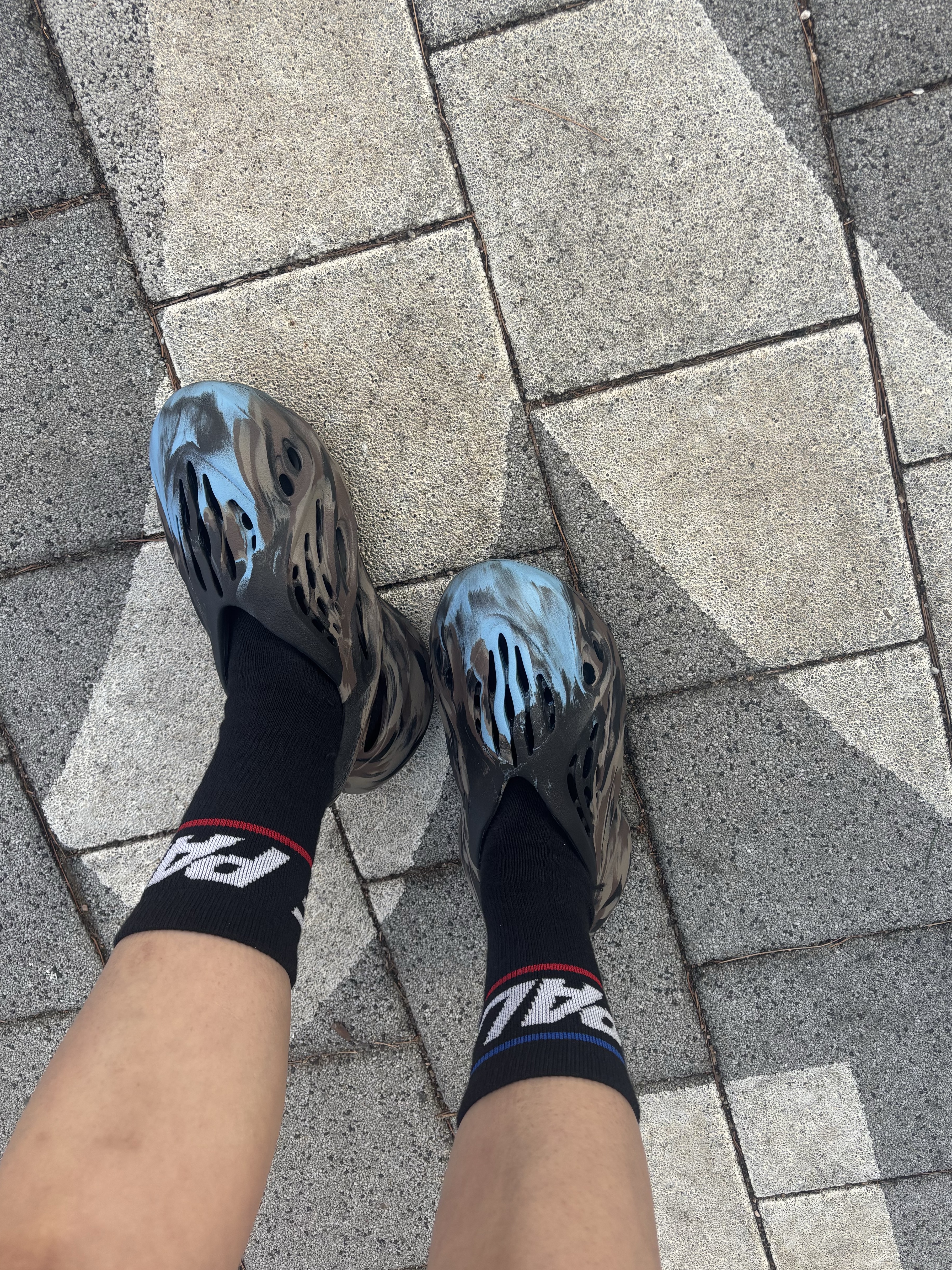 Adidas Yeezy Foam RNNR MX Cinder, Palace Basically A Sock Black 착용 스타일 - 1