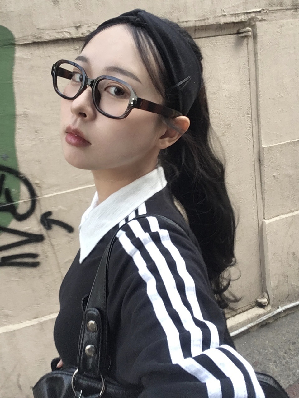 Adidas Box Hog 2.0 Boots Core Black Cloud White, Adidas Adicolor Classic 3-Stripes Long Sleeve T-Shirt Black - KR Sizing 착용 스타일 - 3