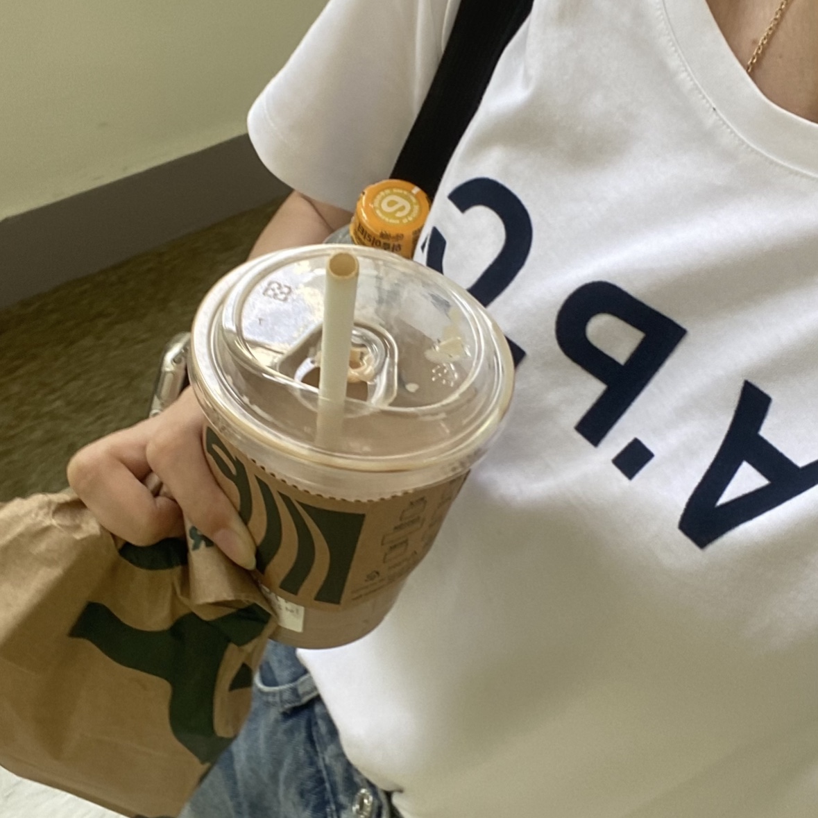 (W) A.P.C. VPC T-Shirt White Dark Navy 착용 스타일 - 3