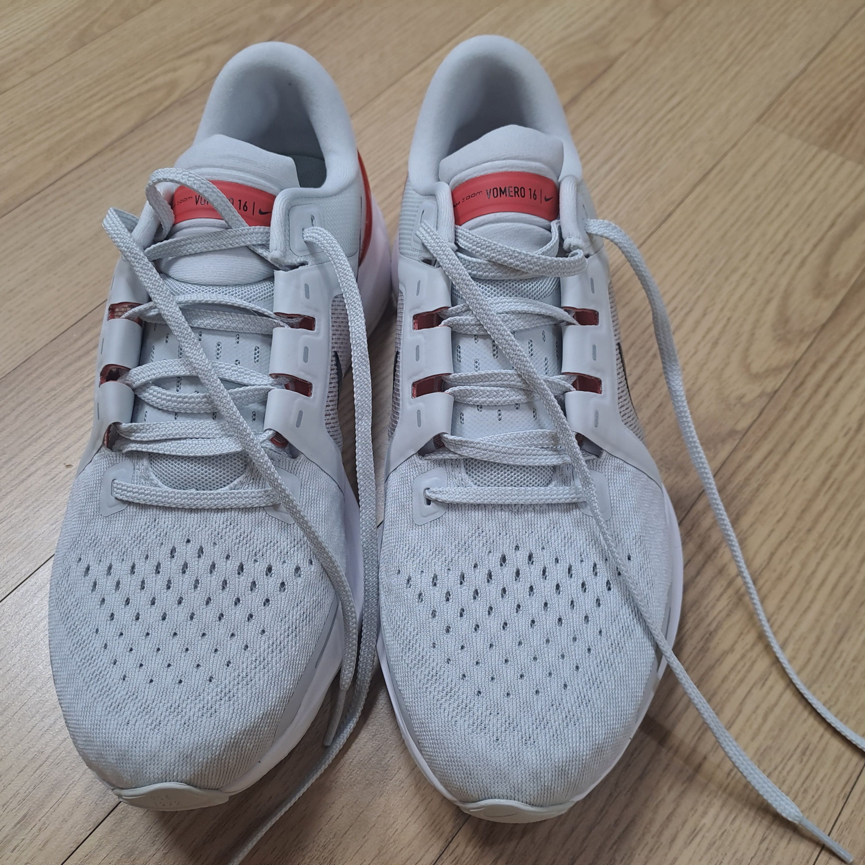 Nike Air Zoom Vomero 16 Photon Dust Light Crimson White 착용 스타일 - 1