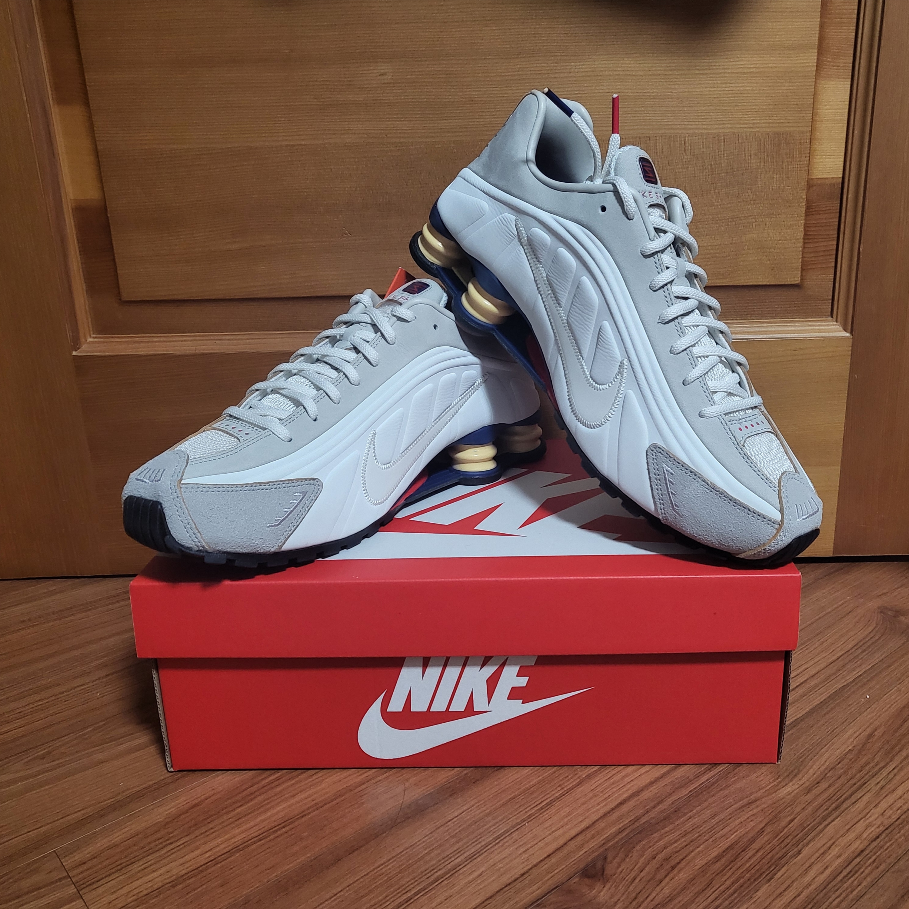 Nike Shox R4 PRM Light Iron Ore and Phantom 착용 스타일