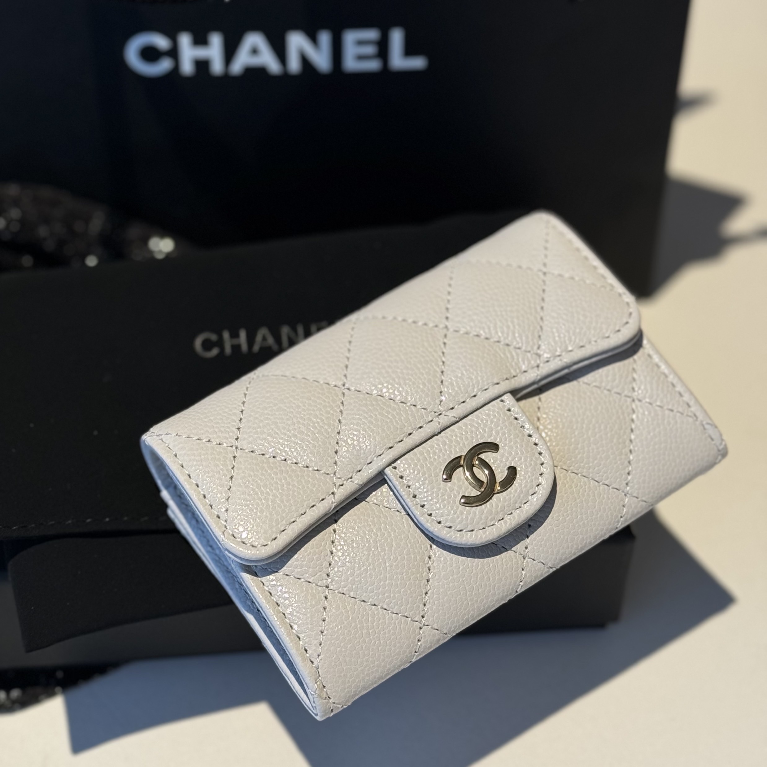 Chanel Classic Card Holder Grained Shiny Calfskin & Gold White 착용 스타일 - 2