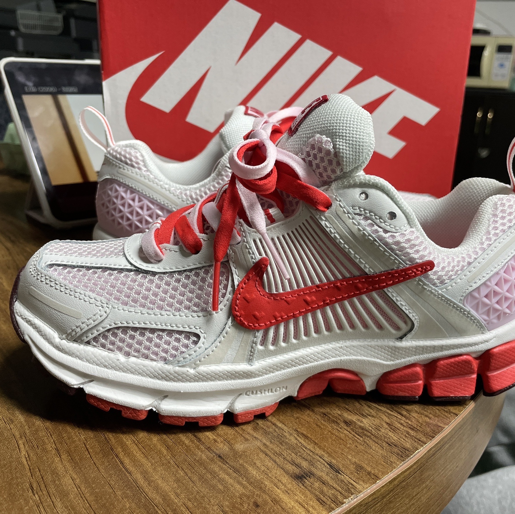 (GS) Nike Zoom Vomero 5 Valentine's Day Summit White Pink Foam 착용 스타일 - 4