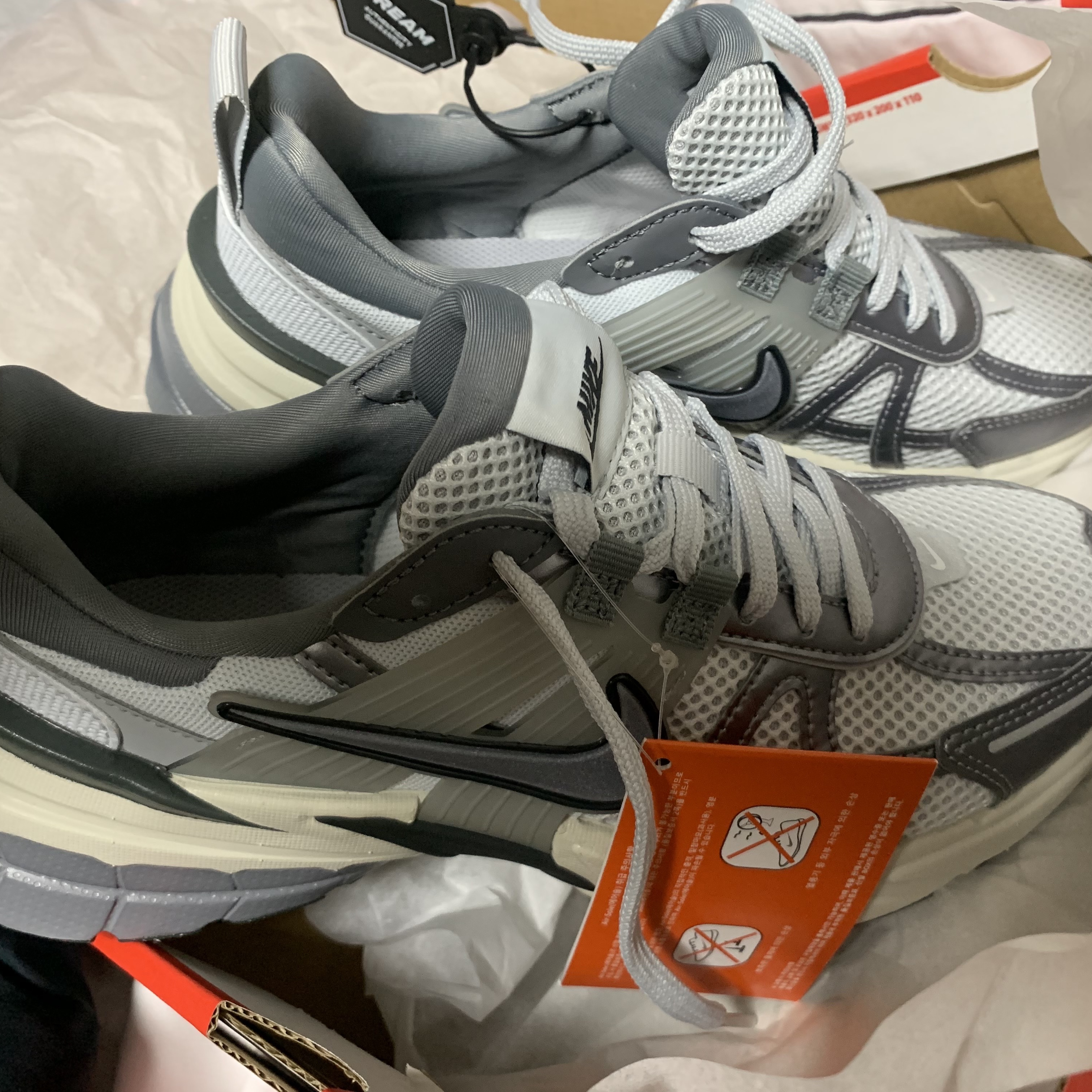 Nike V2K Run Pure Platinum Wolf Grey 착용 스타일