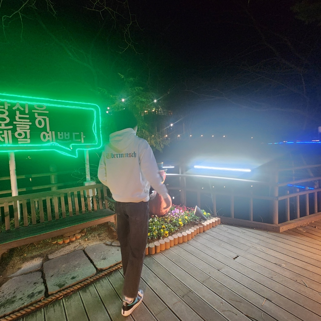 G-DRAGON Ubermensch Hoodie White, Nike x Peaceminusone Air Force 1 Low Para-Noise 3.0 Black and Multicolor 착용 스타일 - 3