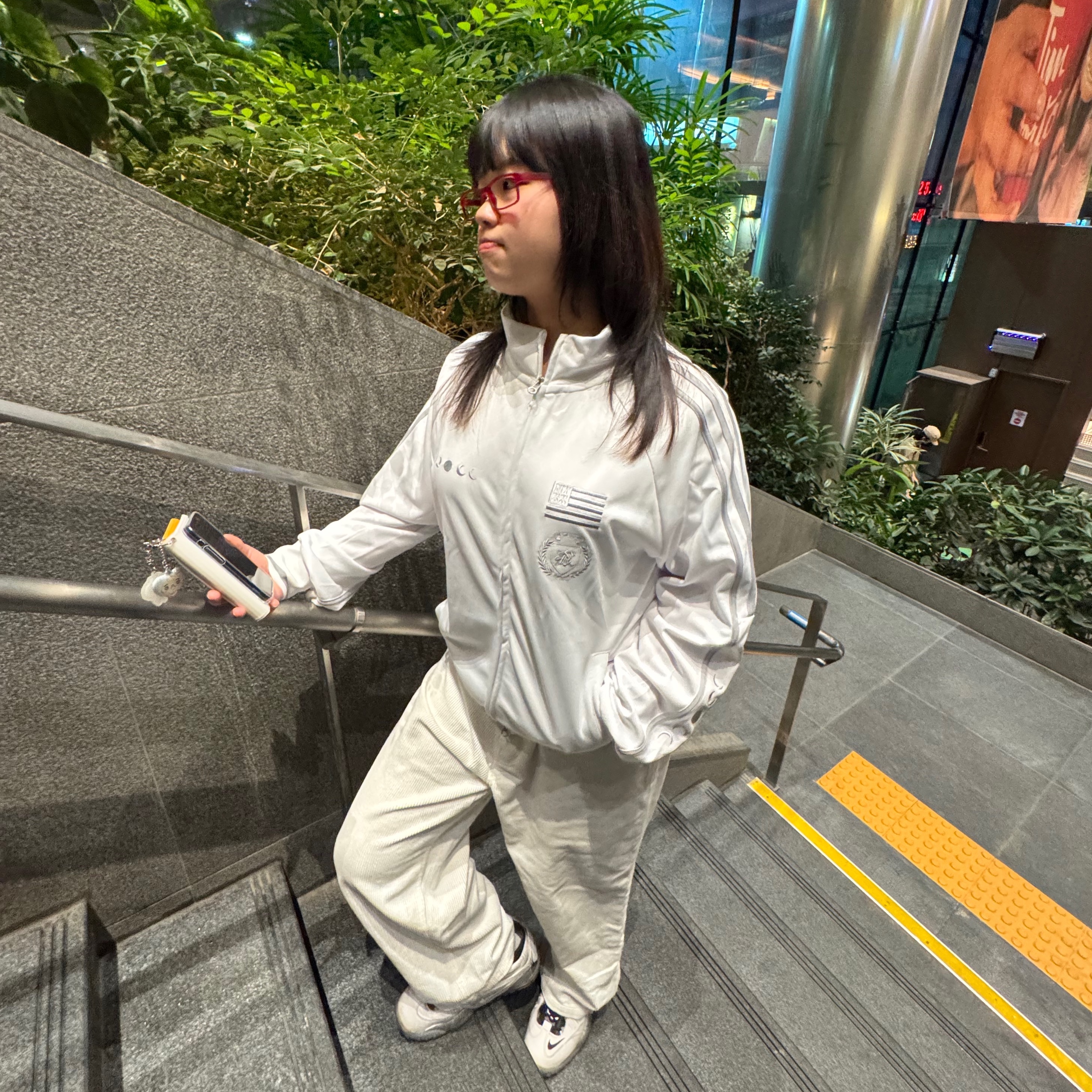 NYXX Raglan Track Top White, Nike Air Max Penny Black and Metallic Silver 착용 스타일 - 2