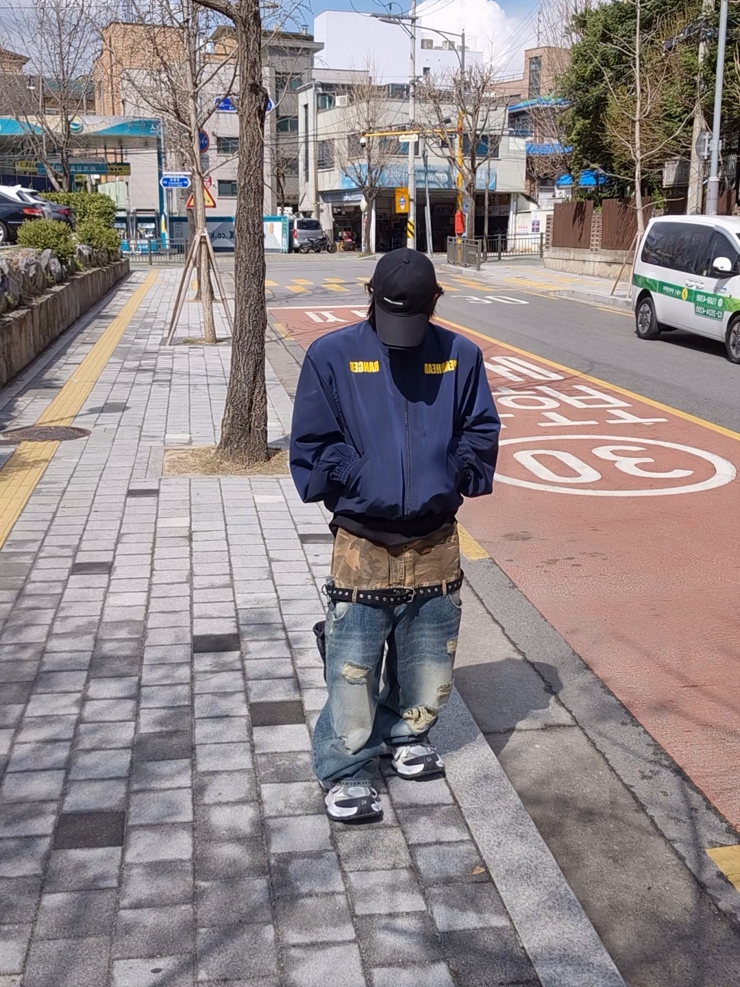 언더마이카 메이건 패디드 숄더 집업 블루종 인디아 잉크 - 23FW, 발렌시아가 카고 스니커즈 화이트 그레이 착용 스타일 - 1