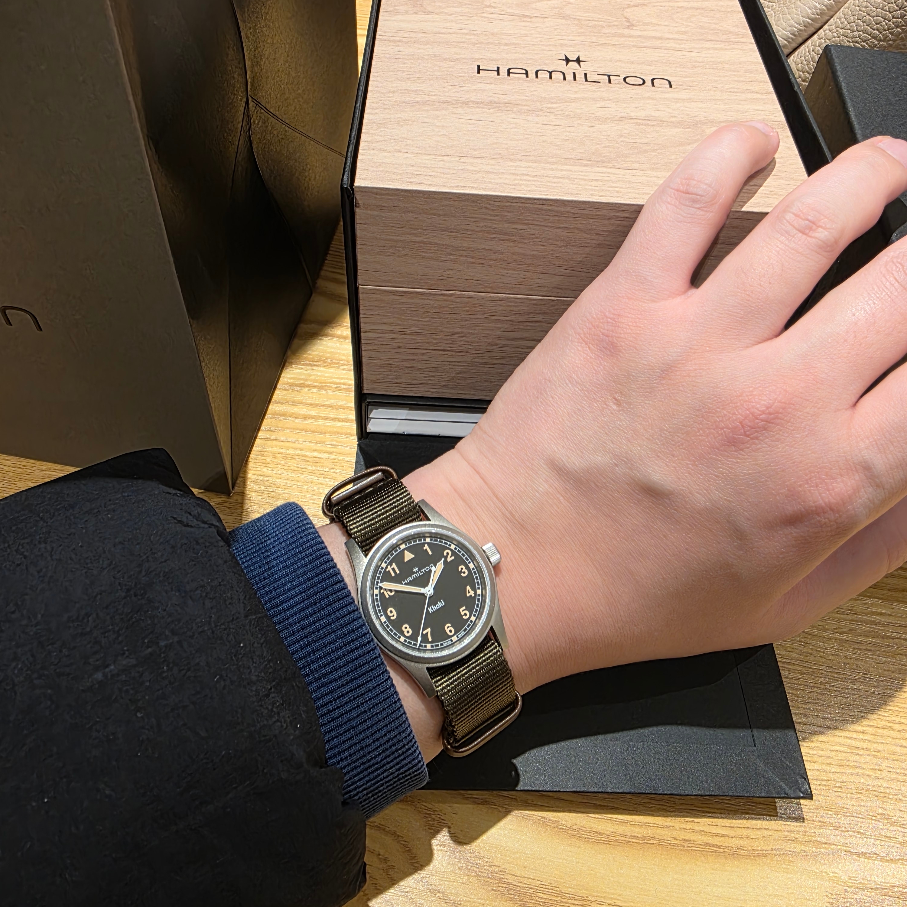 Hamilton Khaki Field Quartz 33mm Nato Strap Black 착용 스타일