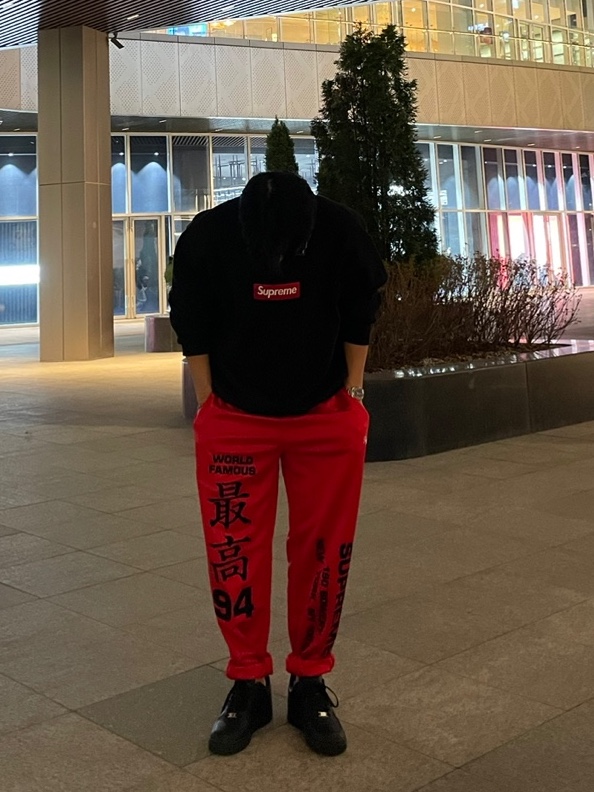 Supreme Worldwide Tricot Track Pant Red - 25SS, Nike x Supreme Air Force 1 Low Black 착용 스타일 - 2