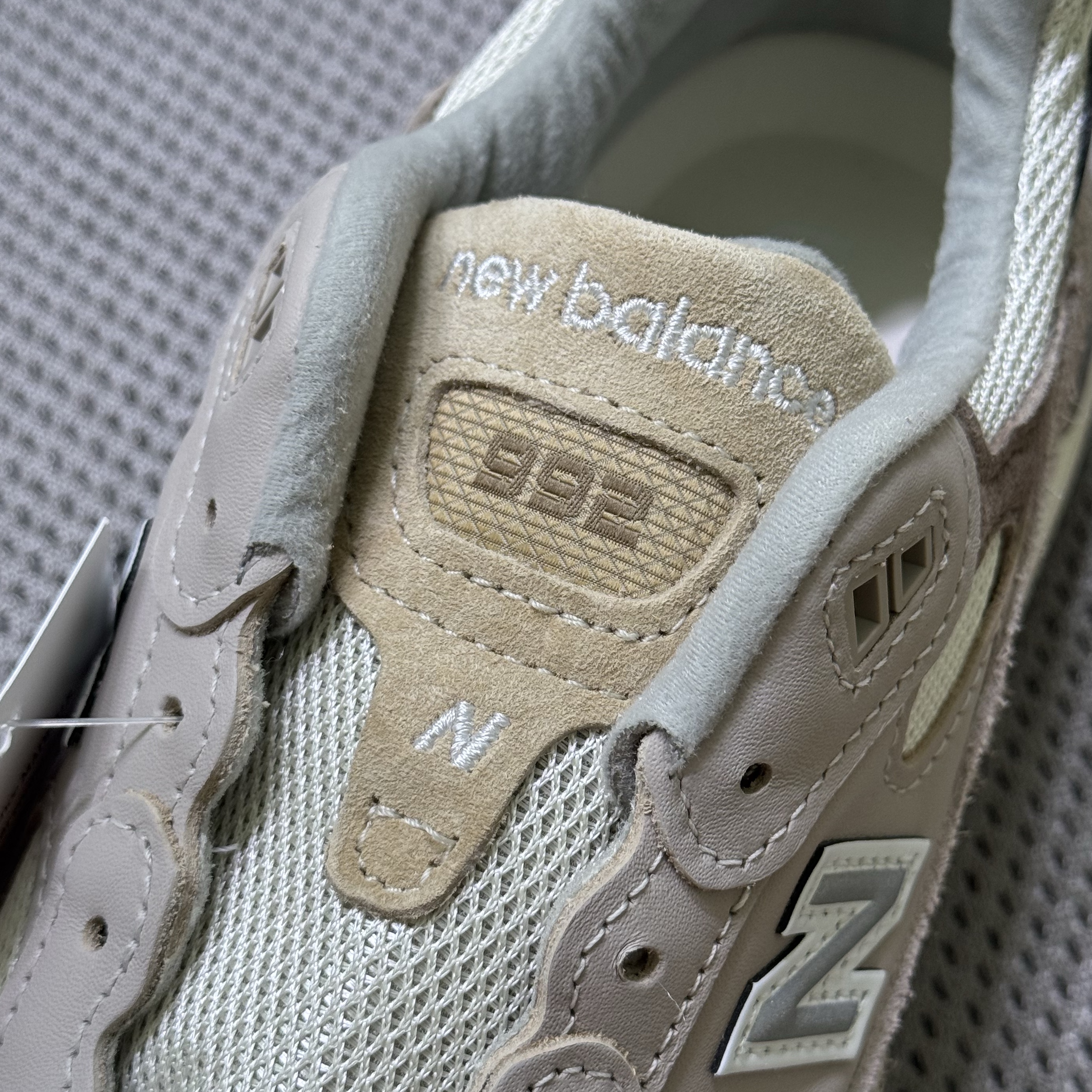 New Balance 992 Made in USA Moonrock Mushroom, New Balance 992 Made in USA Core Grey Silver Metallic 착용 스타일 - 3