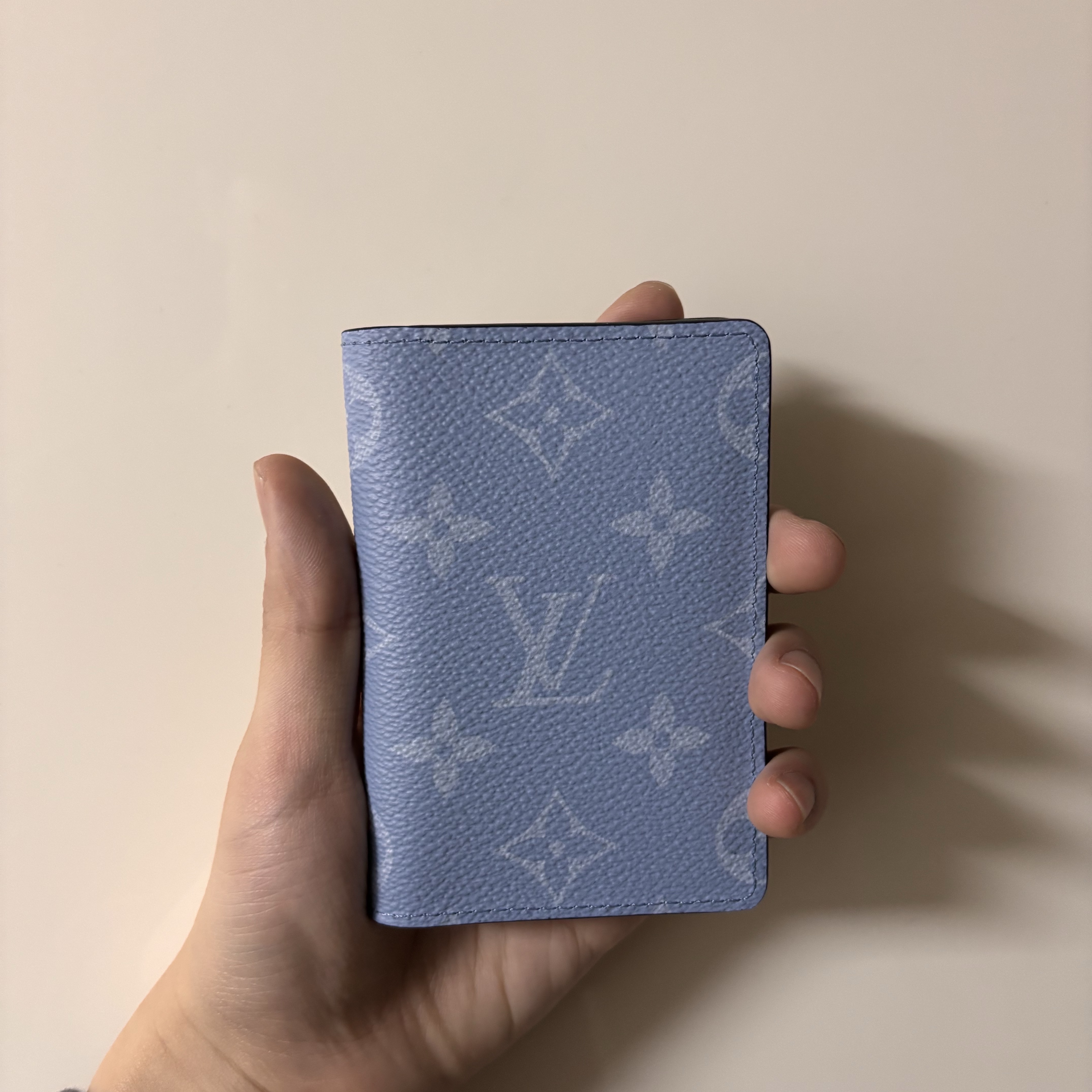 Louis Vuitton Pocket Organizer Sky Blue 착용 스타일