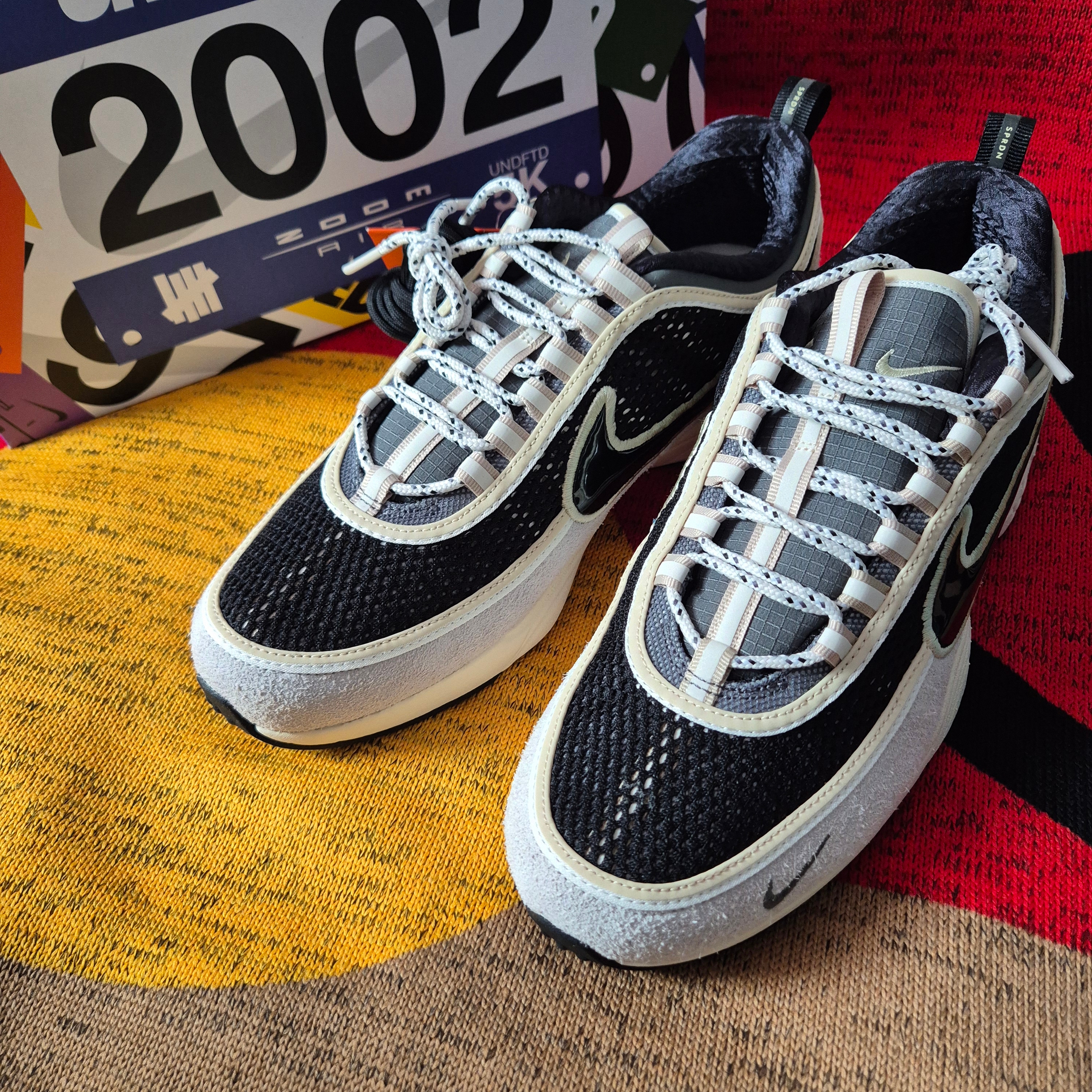 Nike x Undefeated Air Zoom Spiridon Phantom Black 착용 스타일 - 3