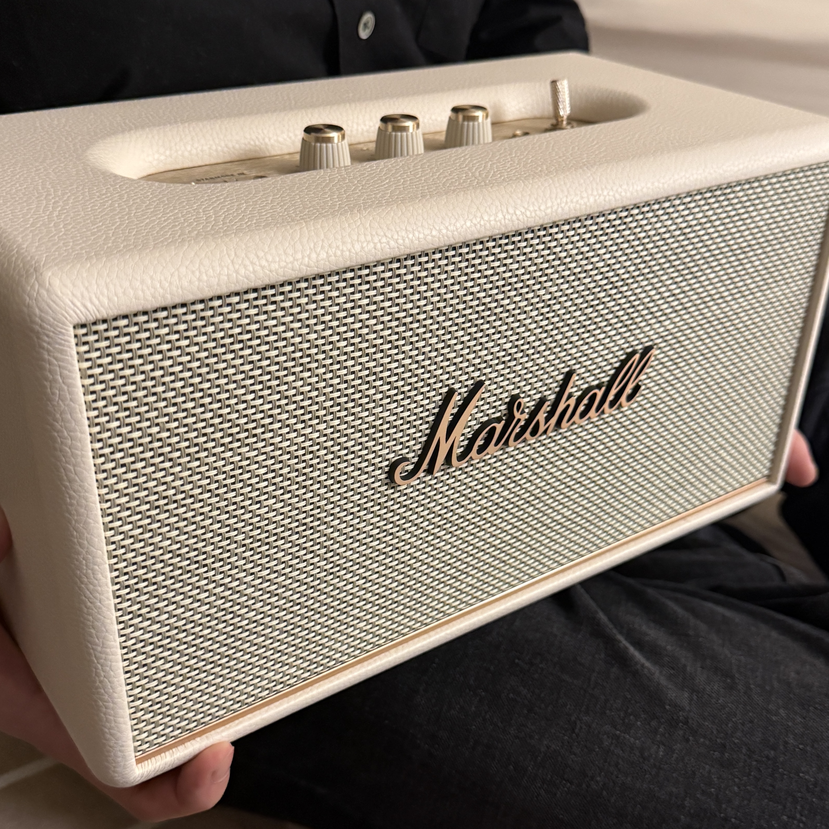 Marshall Stanmore III Bluetooth Cream (Korean Ver.) 착용 스타일