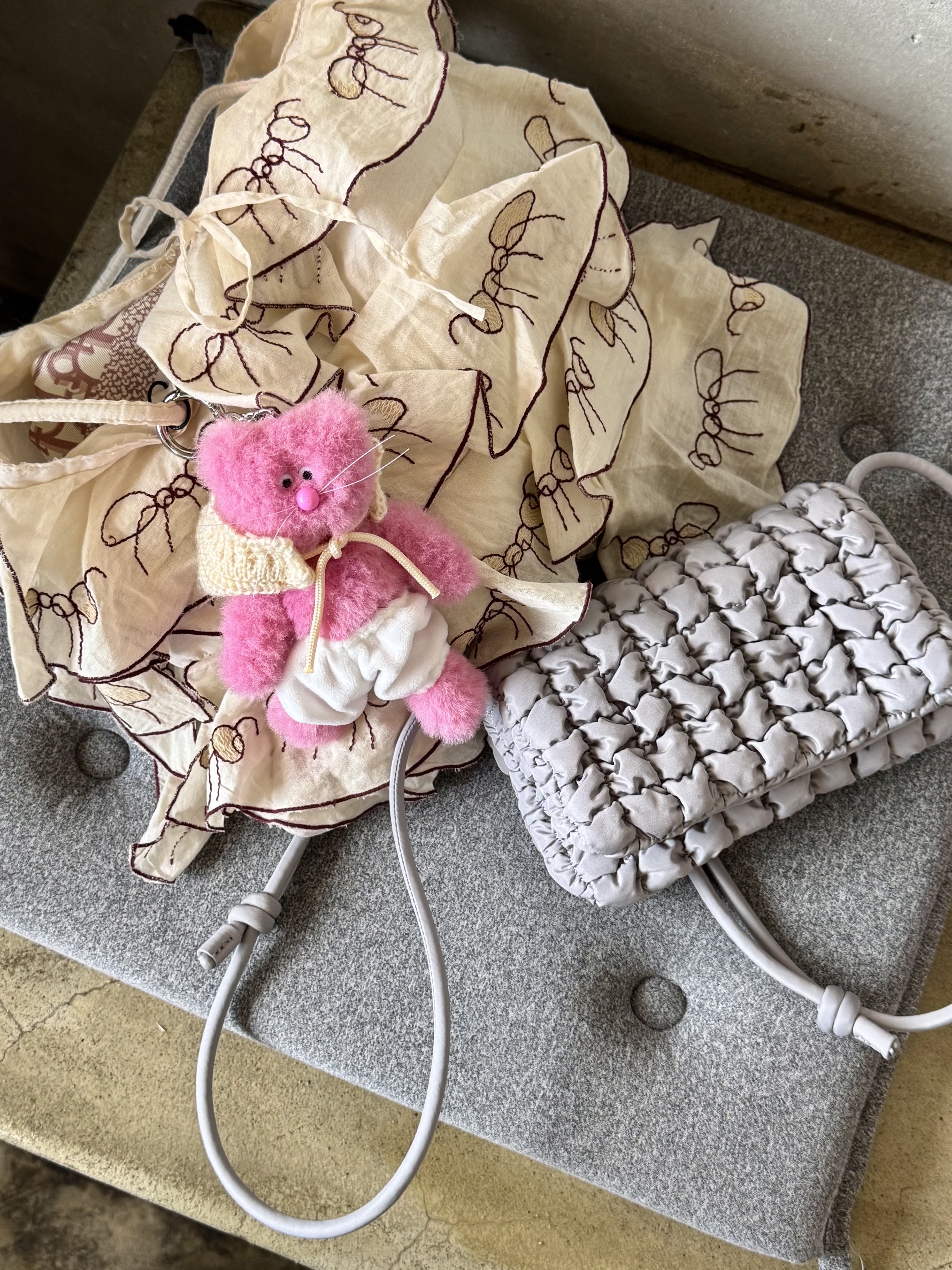 COS Quilted Crossbody Messenger Bag Light Grey 착용 스타일 - 2