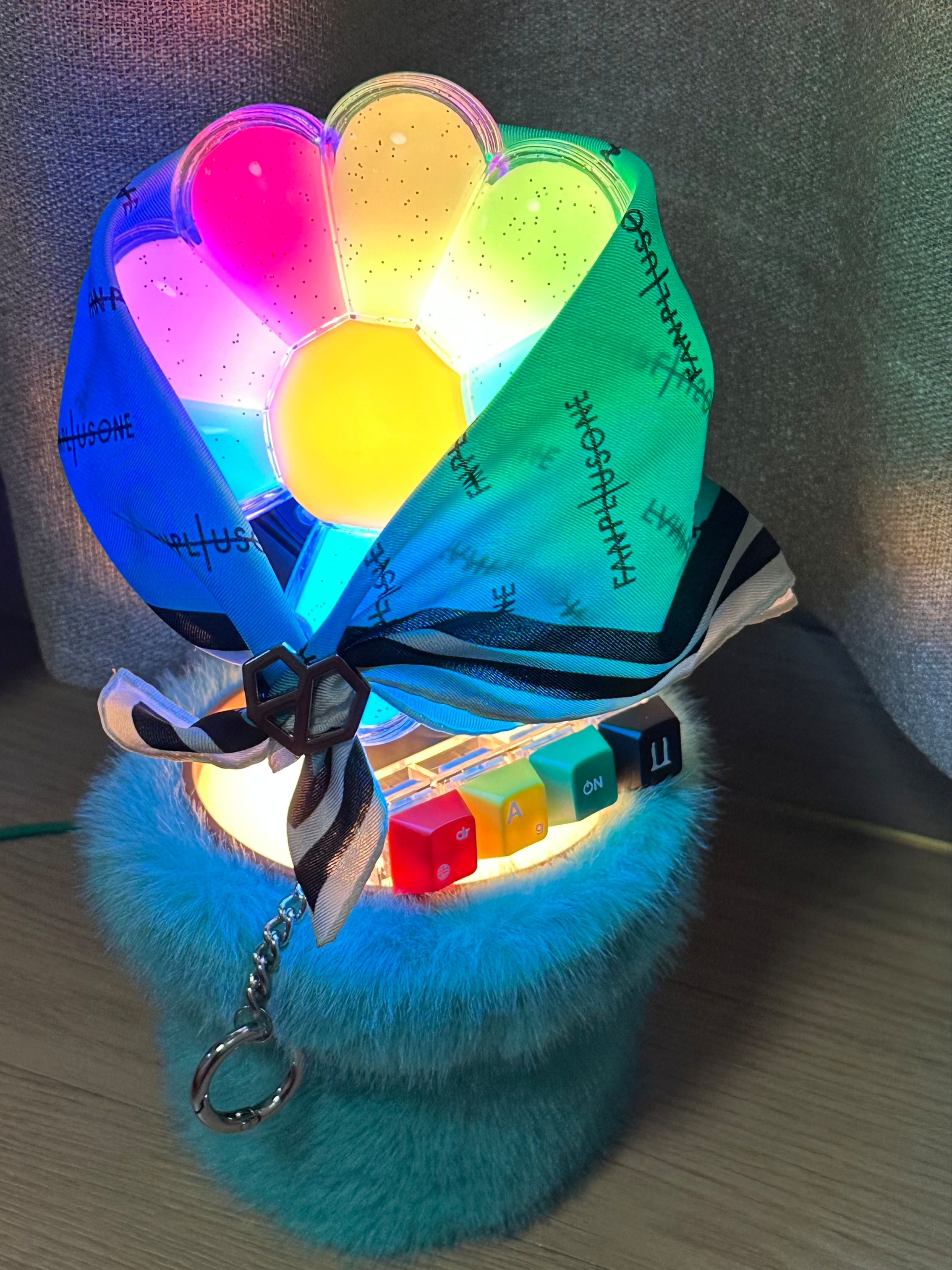 G-DRAGON Ubermensch Light Stick Scarf & Scarf Ring Set, G-DRAGON Ubermensch Official Mini Light Keyring 착용 스타일 - 1