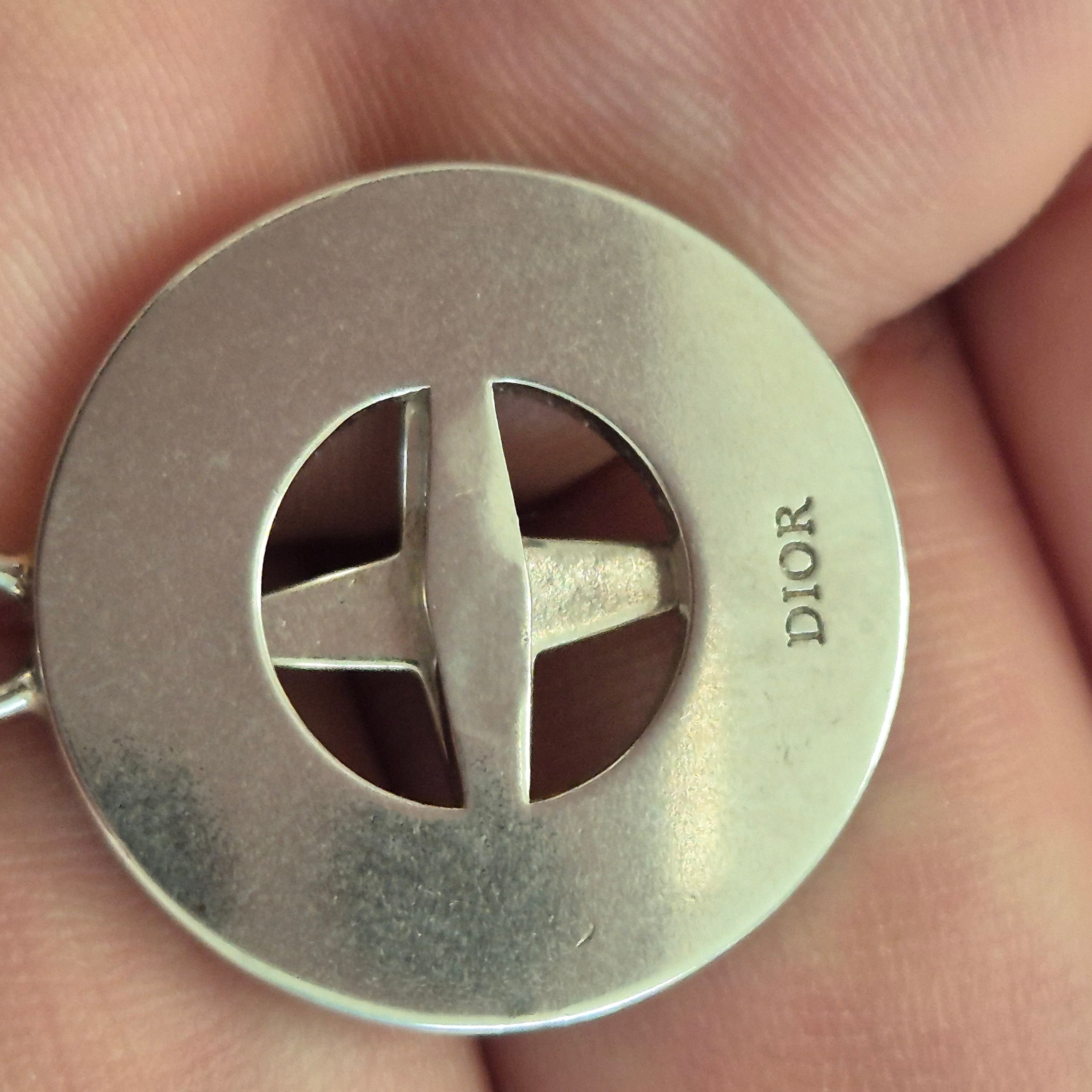 Dior x Stone Island Pendants Necklace Brass and Black Resin Silver-Finish 착용 스타일 - 2