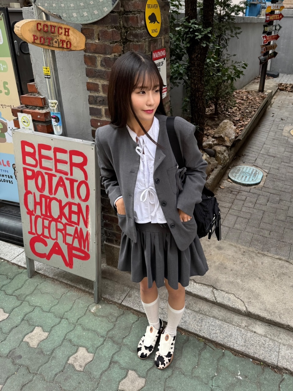 (W) 아디다스 태권도 메이 오프 화이트 서플라이어 컬러, 프라다 리나일론 미디움 백팩 블랙 착용 스타일 - 2