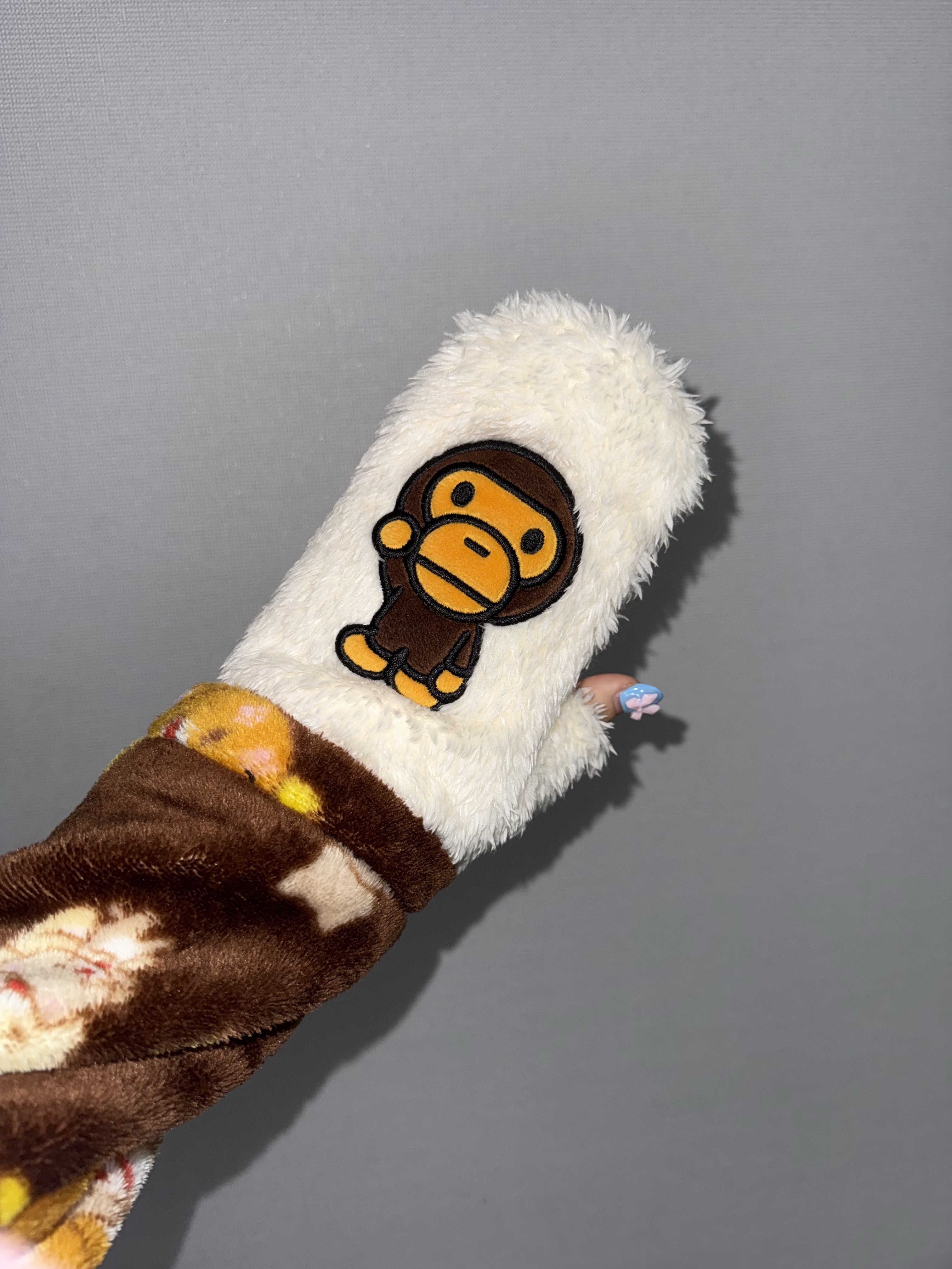 BAPE Baby Milo Gloves Ivory 착용 스타일 - 2