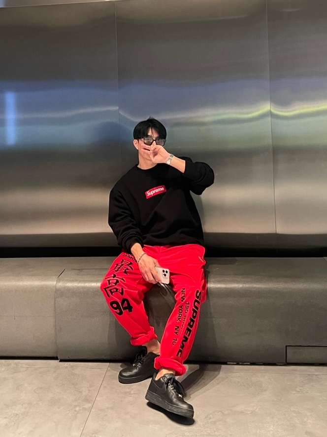 Supreme Worldwide Tricot Track Pant Red - 25SS, Nike x Supreme Air Force 1 Low Black 착용 스타일 - 1