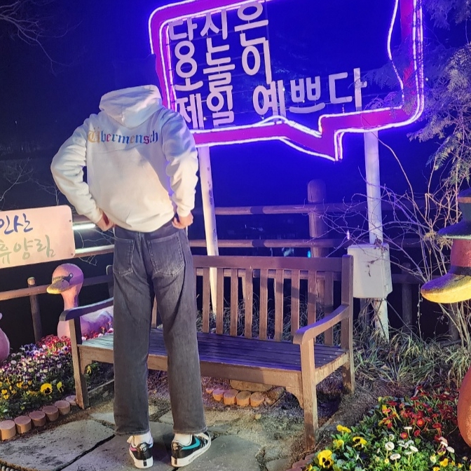 G-DRAGON Ubermensch Hoodie White, Nike x Peaceminusone Air Force 1 Low Para-Noise 3.0 Black and Multicolor 착용 스타일 - 1