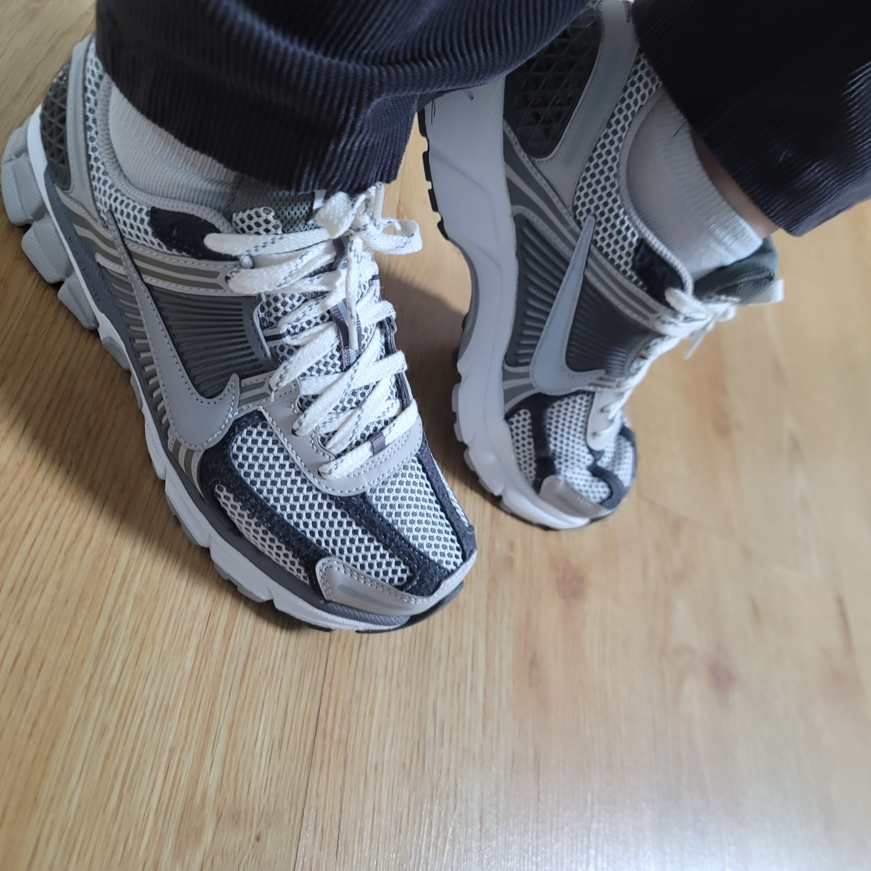Nike Zoom Vomero 5 PRM Light Iron Ore and Flat Fewter 착용 스타일