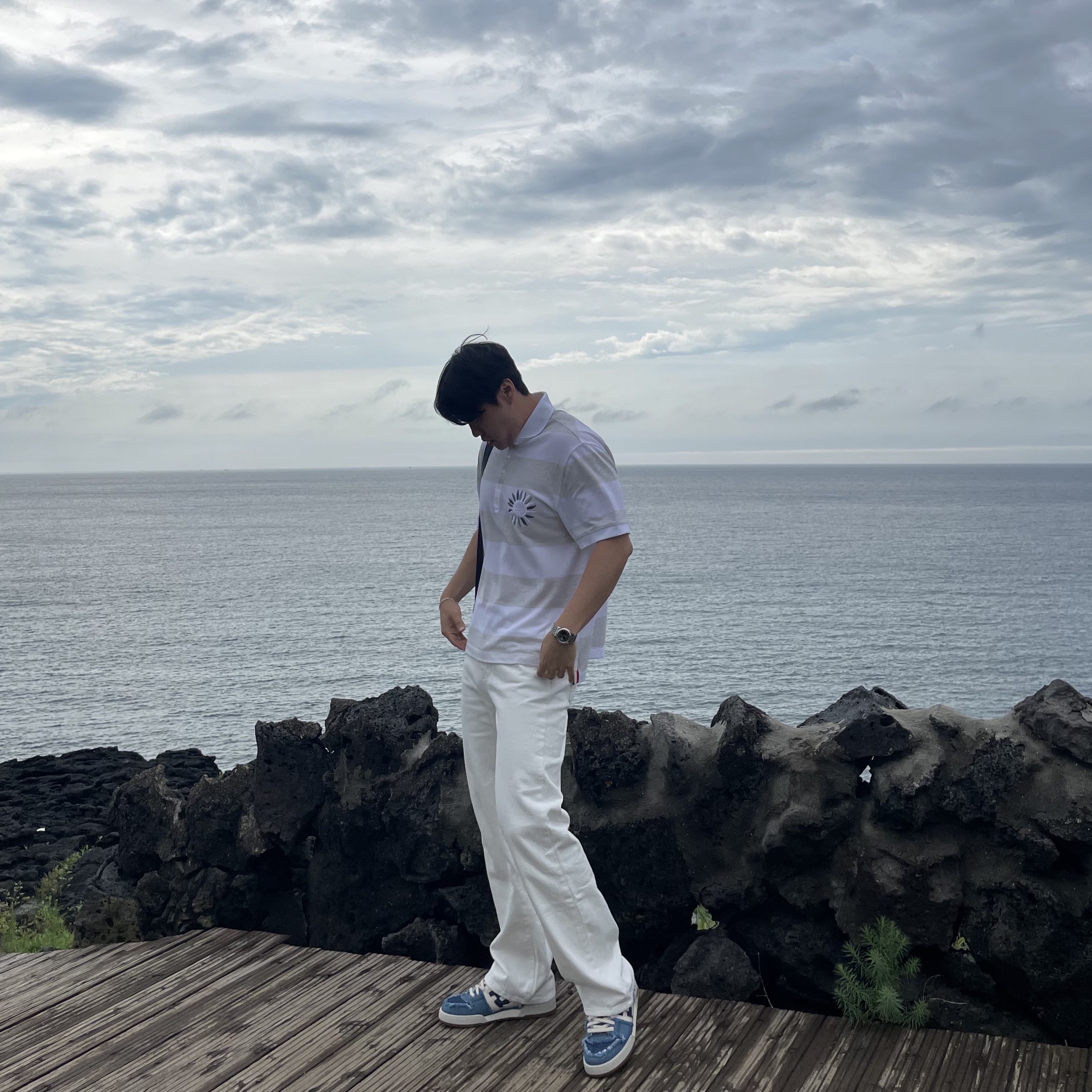 펜디 매치 데님 로우탑 스니커즈 블루, 톰브라운 럭비 스트라이프 피케 플라워 자수 오버사이즈 숏슬리브 폴로 그레이 착용 스타일