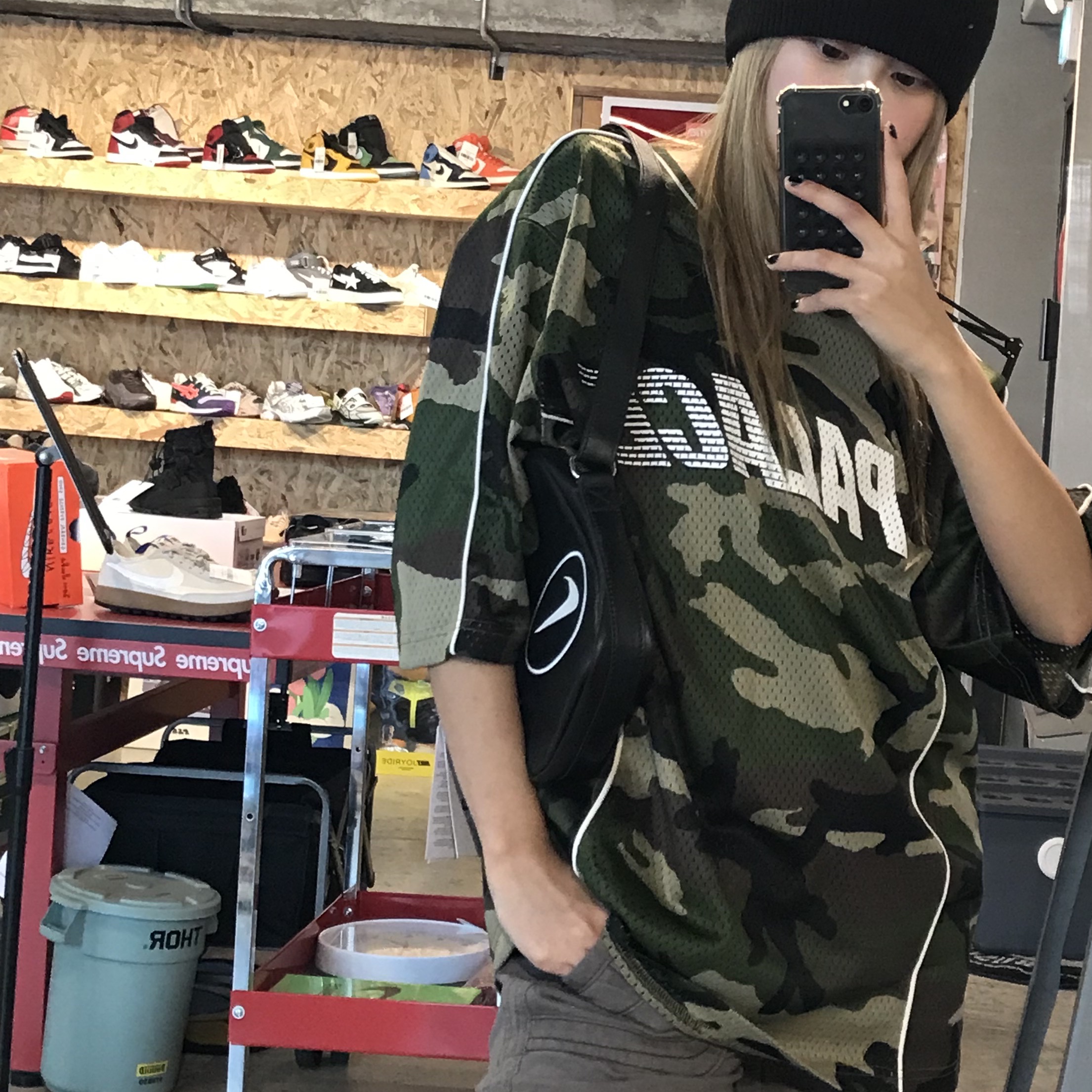 Supreme x Nike Leather Shoulder Bag Black - 25SS 착용 스타일 - 3