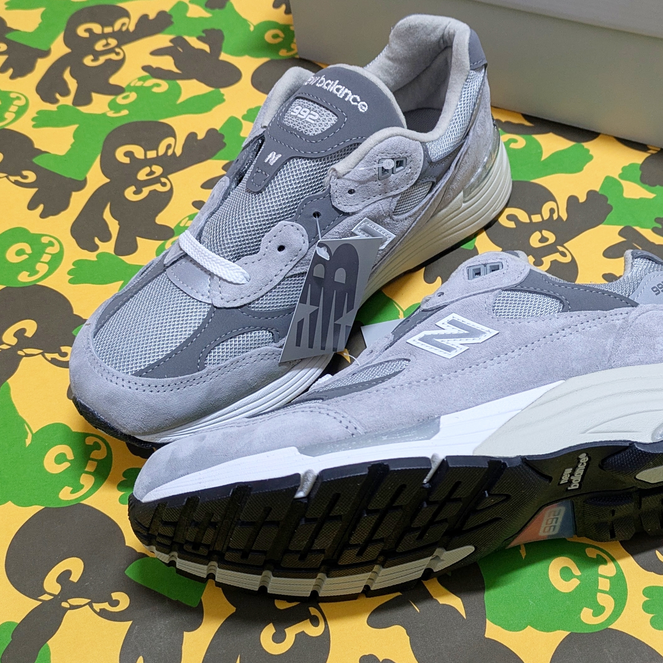 New Balance 992 Made in USA Core Grey Silver Metallic 착용 스타일 - 2