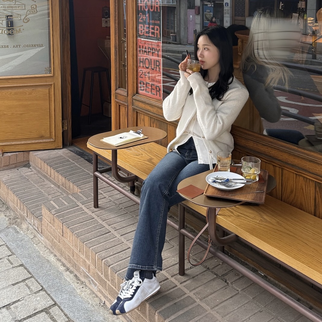 (W) Miu Miu Plume Nappa Leather and Suede Sneakers White Blue 착용 스타일 - 2