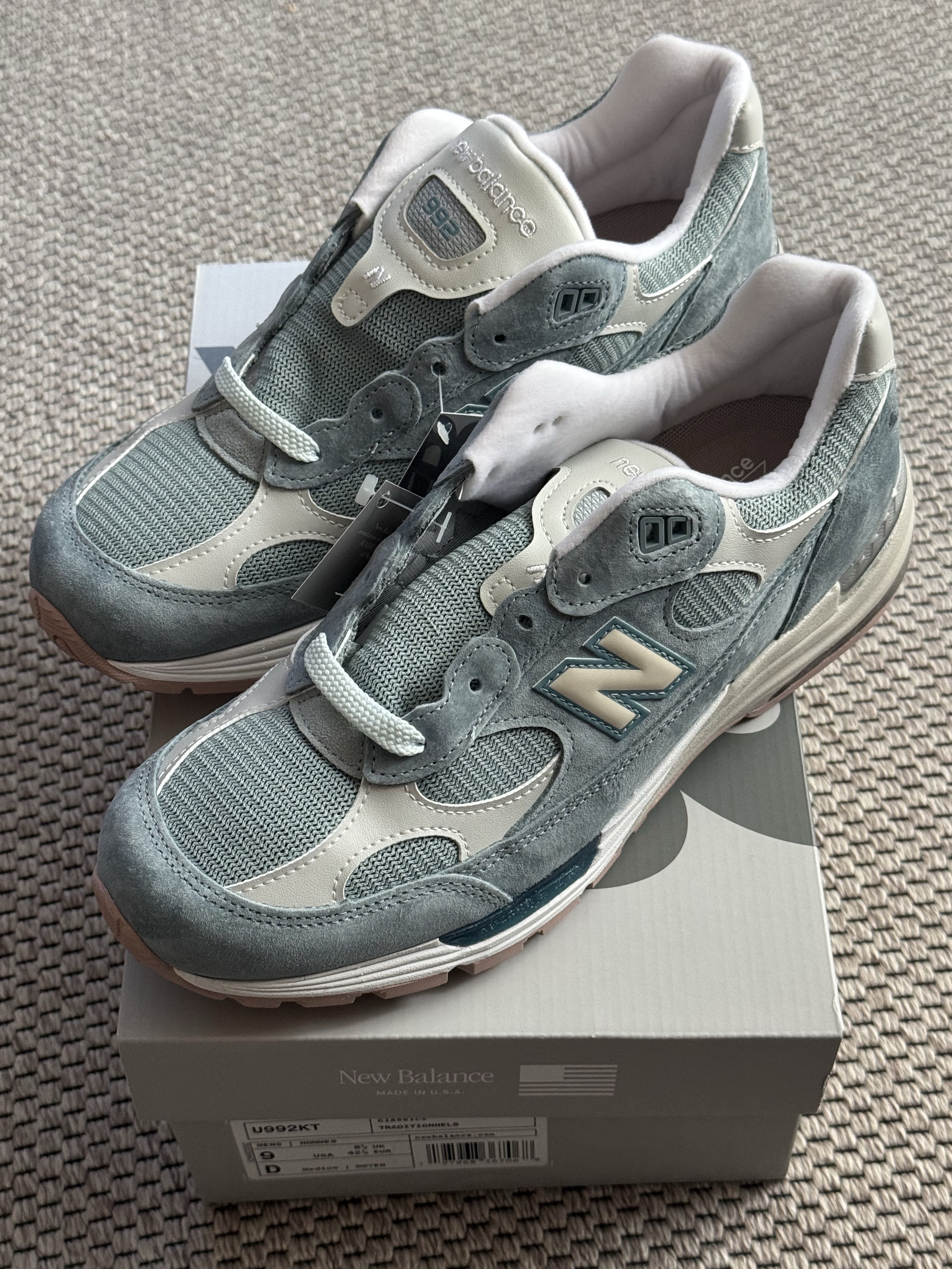 New Balance x Kith 992 Made in USA Aegean Blue Oyster 착용 스타일 - 1