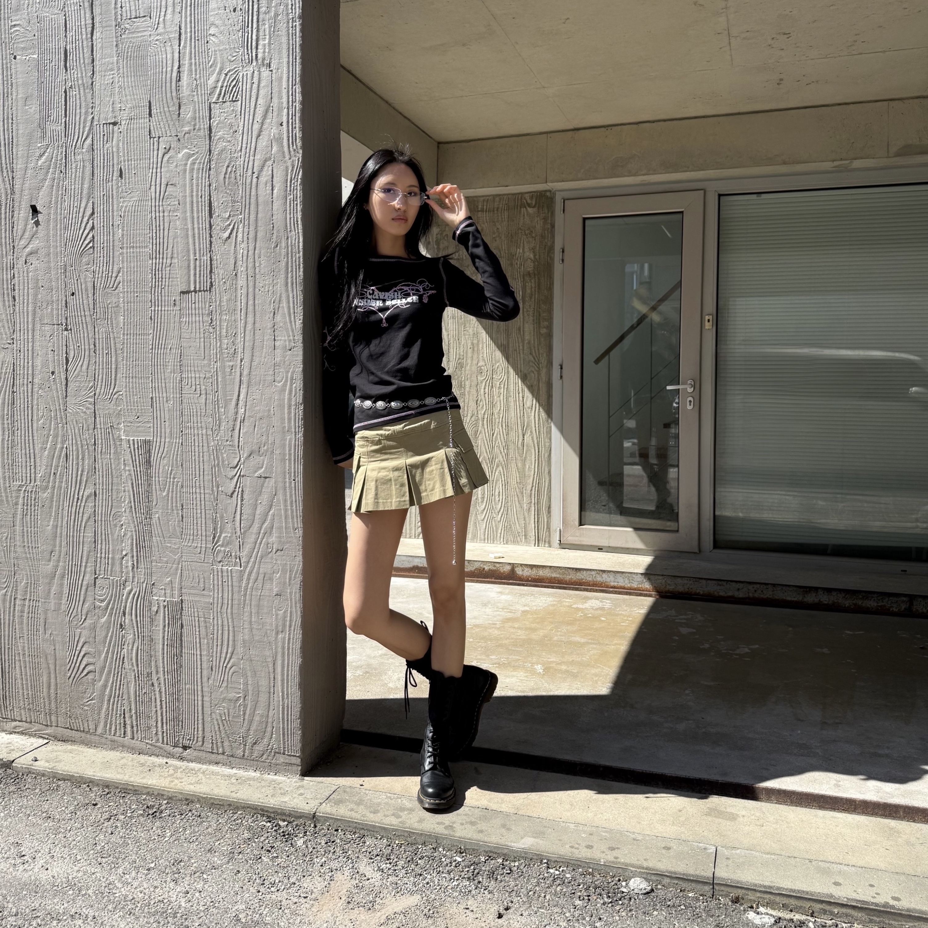 (W) Dr. Martens 1B99 Boots Black, General Idea Unisex Logo Point Socks White 착용 스타일 - 2