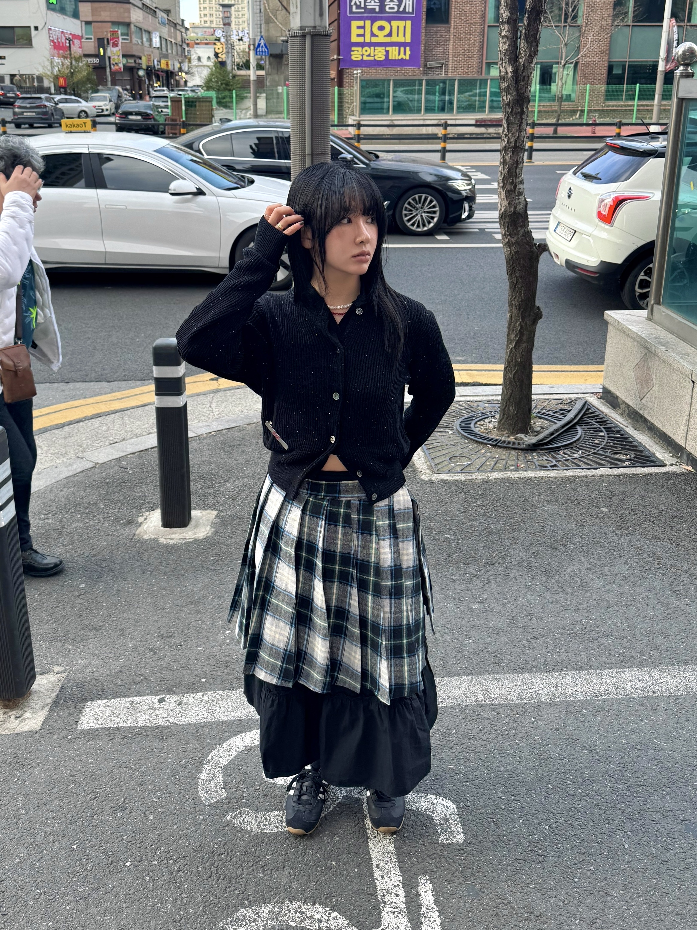 (W) noun Nep Yarn Crewneck Cardigan Black 착용 스타일 - 4