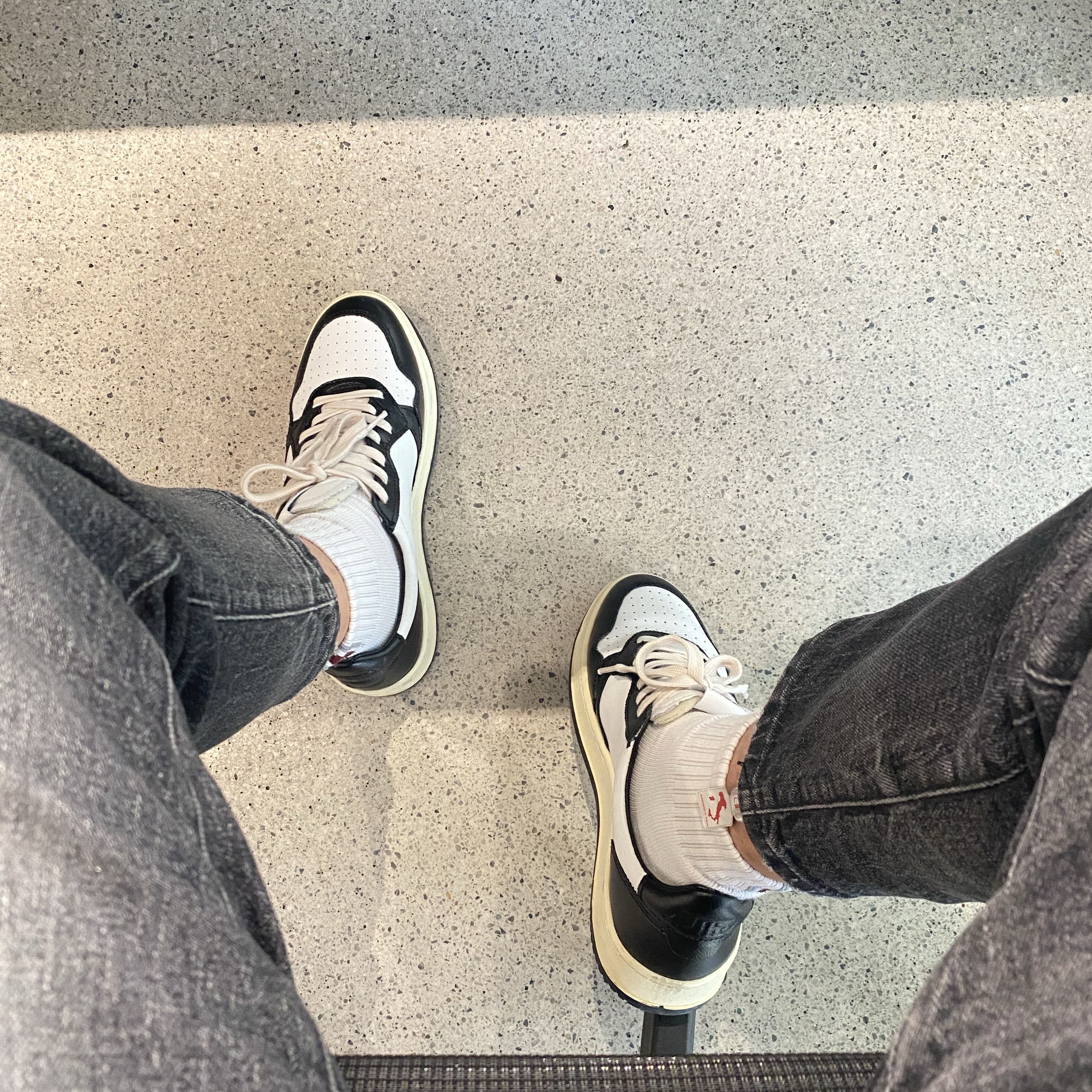 Autry Medalist Low Leather Sneakers Black White 착용 스타일