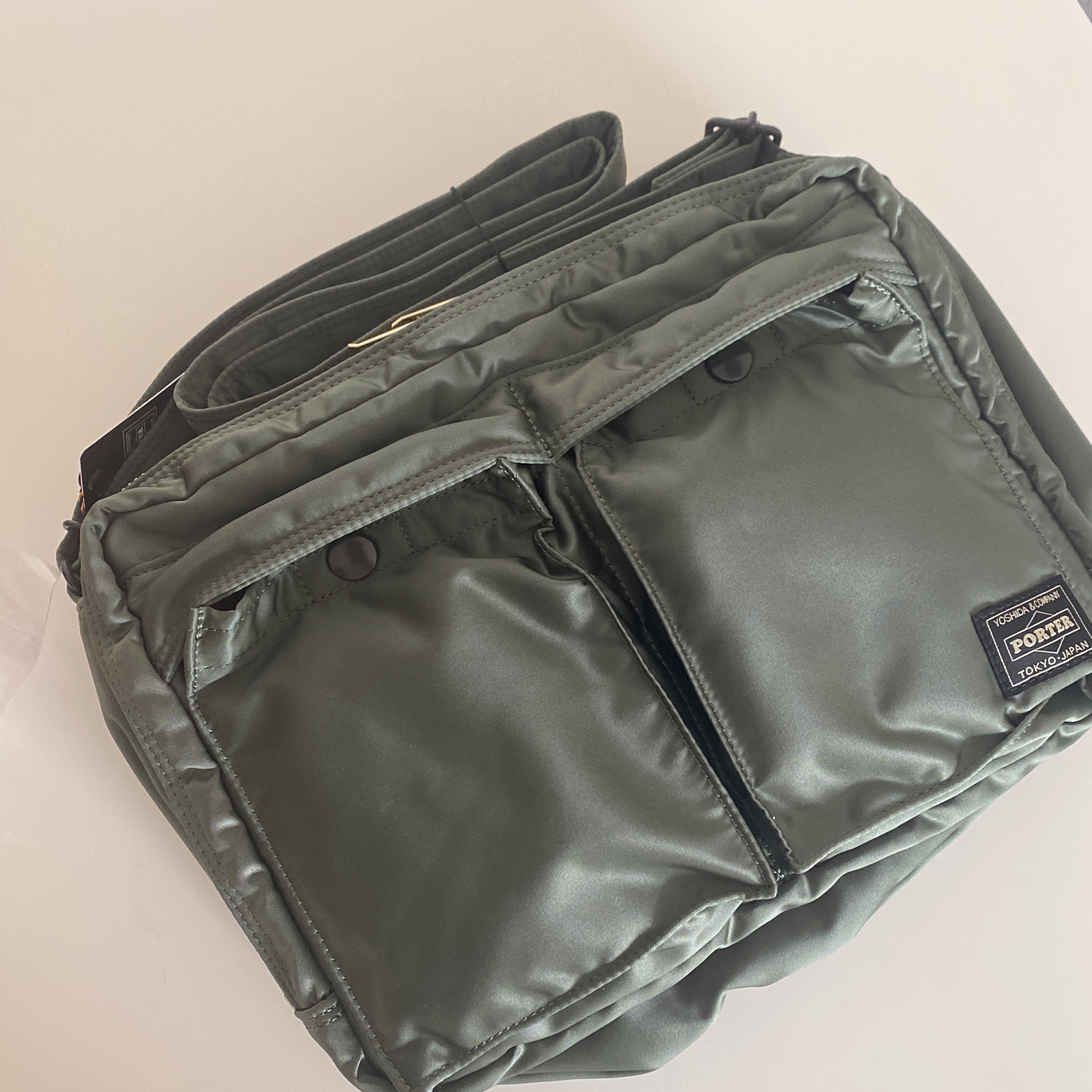 Porter All New Tanker Sling Bag Zip L Sage Green 착용 스타일