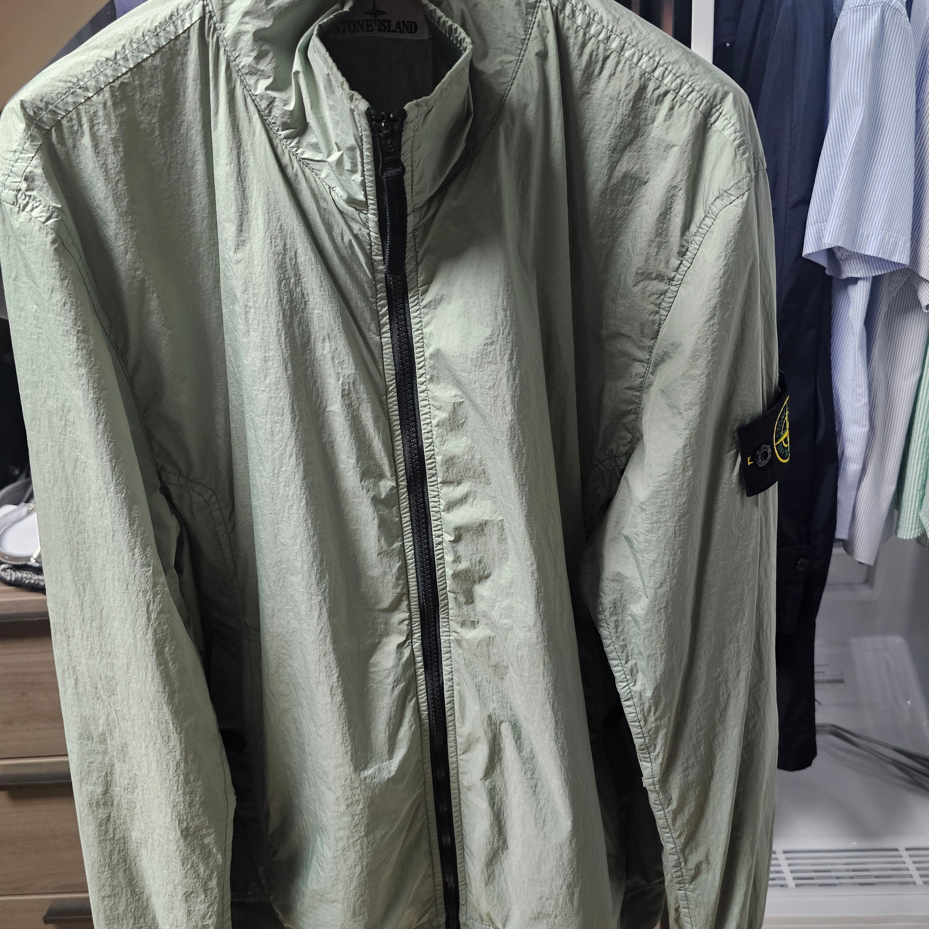 Stone Island 4100037 Crinkle Reps R-NY Wind-Resistant Jacket with Anti-Drop and Mesh Lining Sage Green - 25SS 착용 스타일 - 1