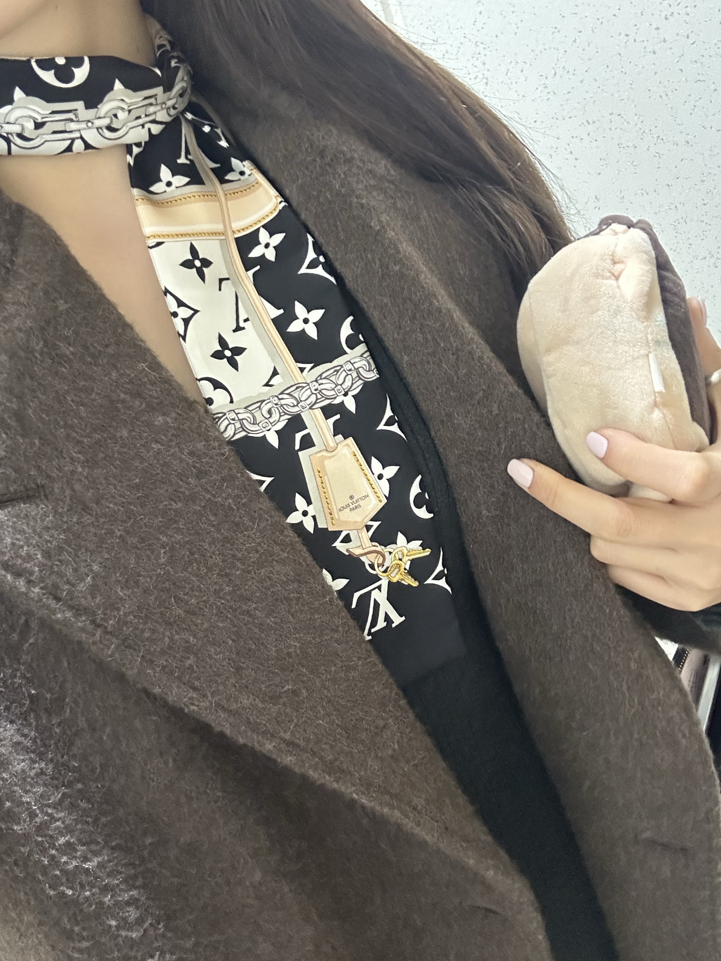 Celine Ava Bag in Triomphe Canvas and Calfskin Tan, (W) Louis Vuitton Monogram Confidential Bandeau Black 착용 스타일 - 2