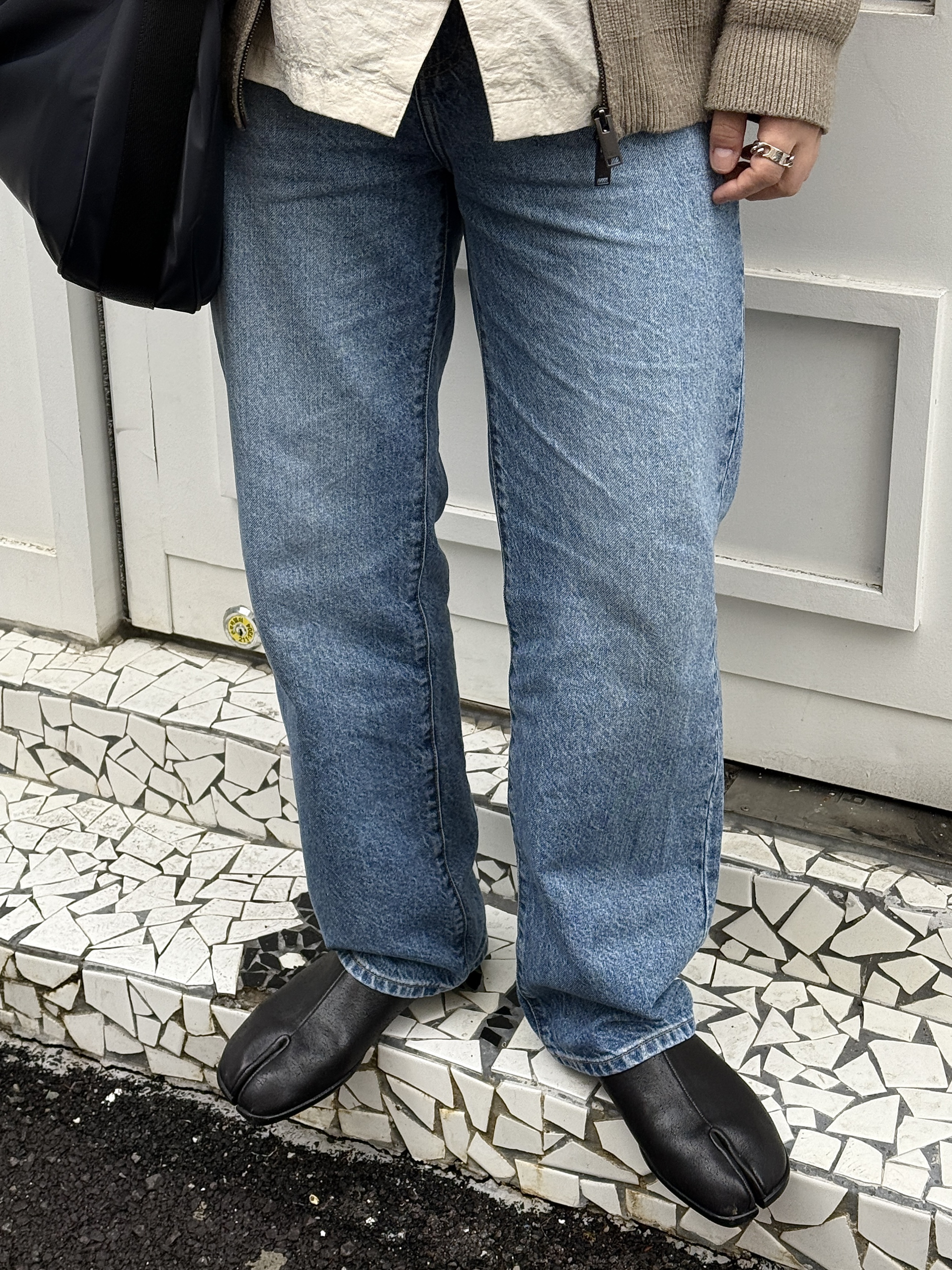 Thom Browne Silk Knit 4-Bar Tie Black, Maison Margiela Slip-On Tabi Shoes Black 착용 스타일 - 3